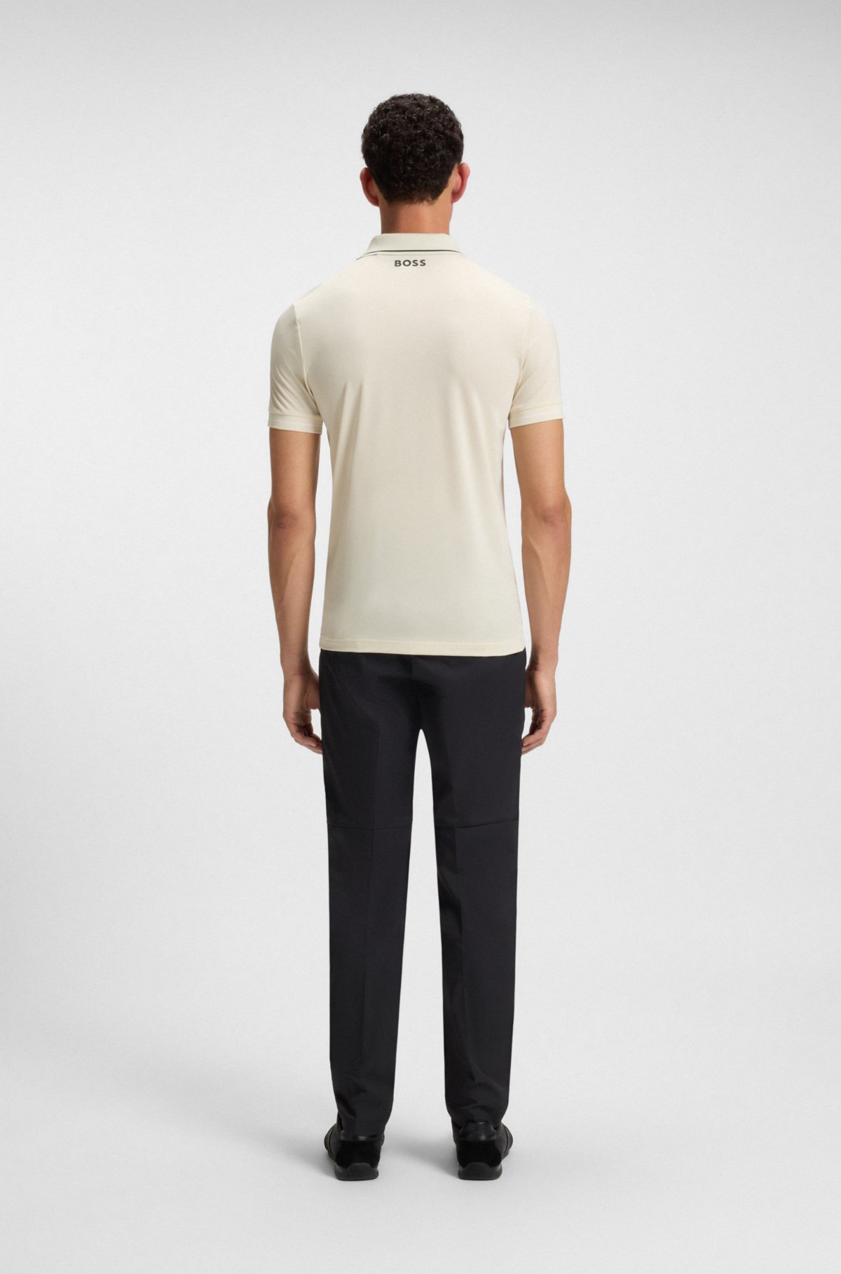 Camiseta polo con logotipo de contraste en corte ajustado