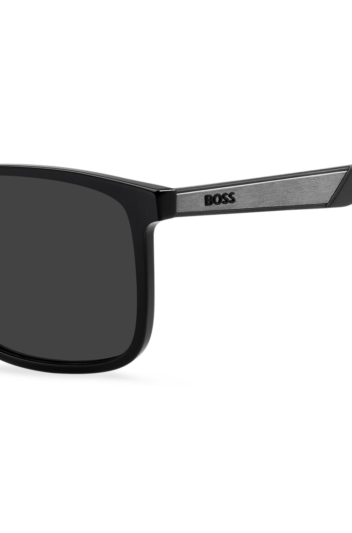 Gafas de sol negras con inserciones metálicas en las patillas