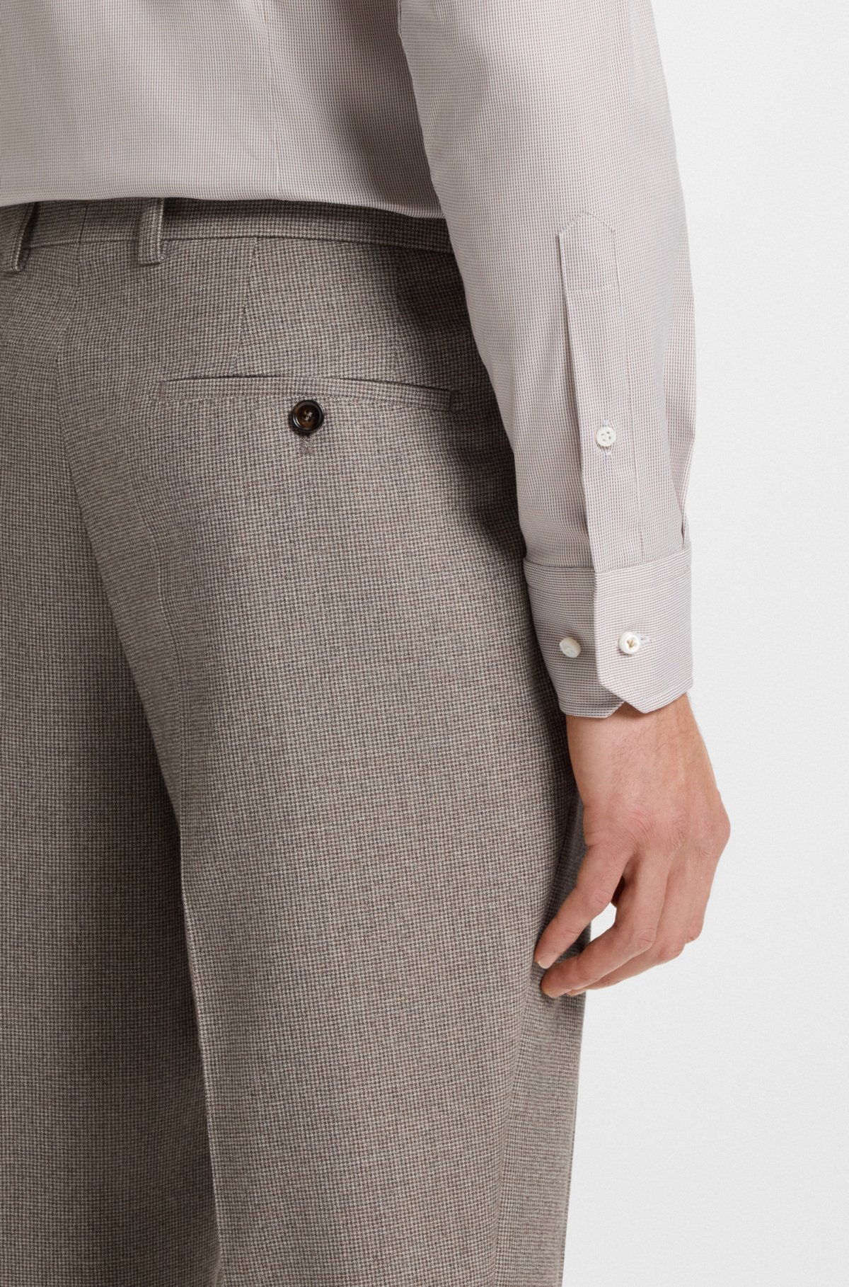 Pantalones entallados con microestampado en lana virgen