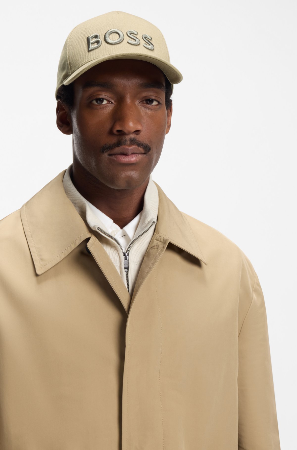 Gorra con logotipo bordado en tela de algodón