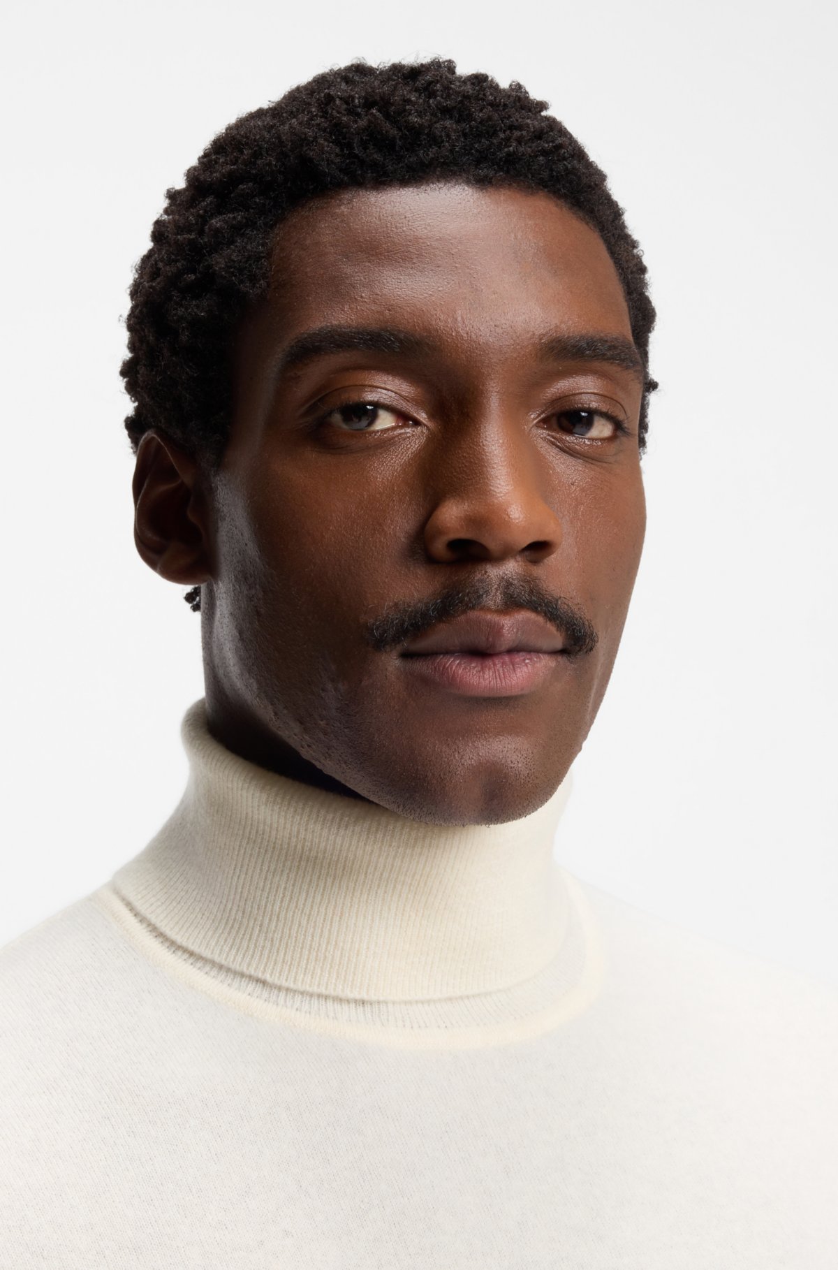 Sweater de cuello vuelto en cachemira