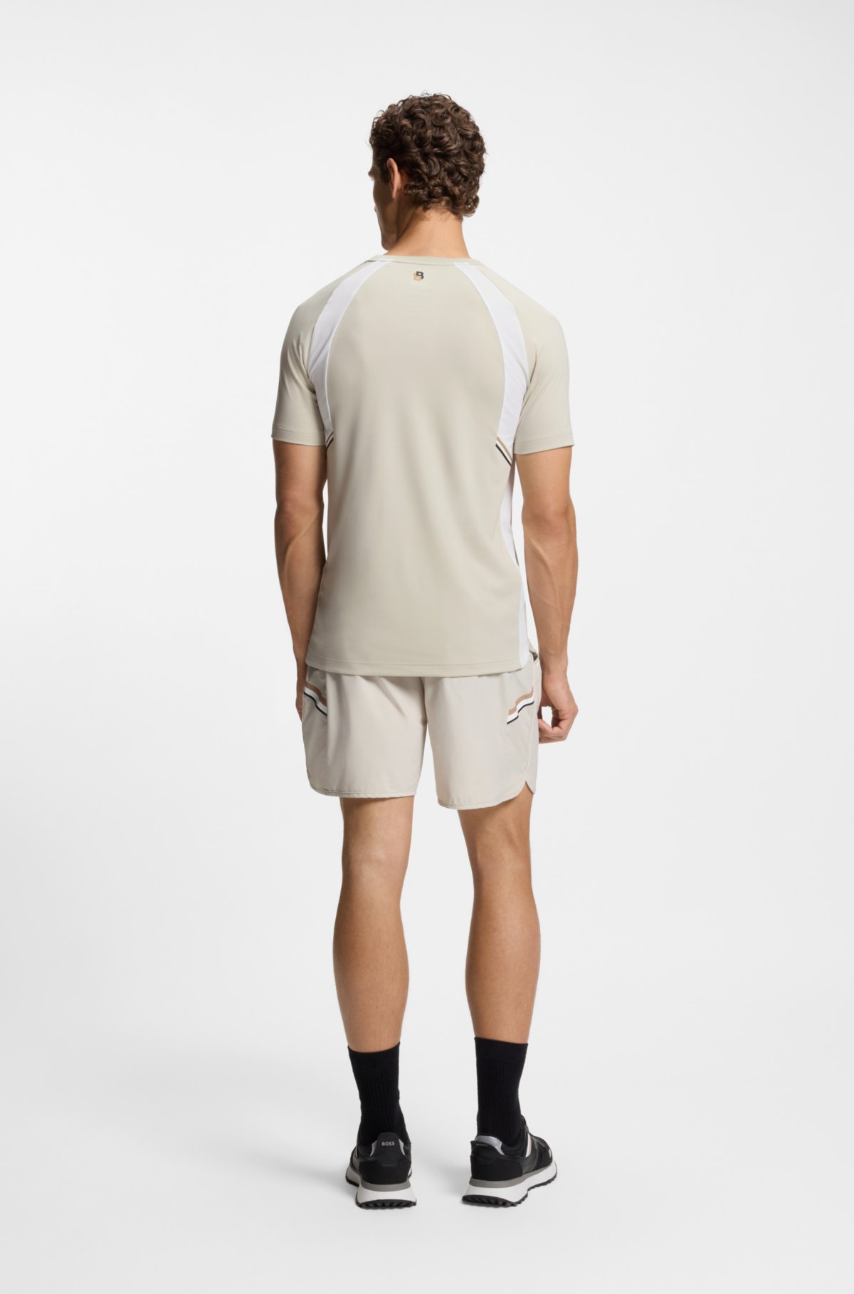 Camiseta deportiva de secado rápido con ajuste ceñido y estiramiento en cuatro direcciones