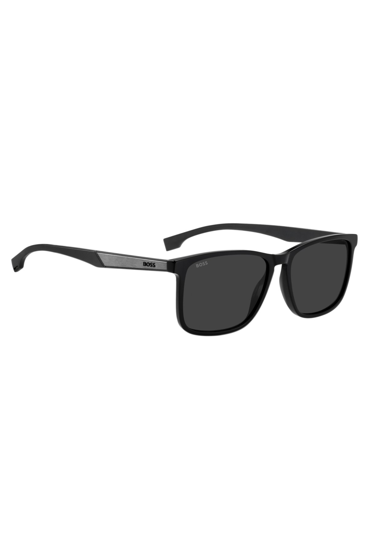 Gafas de sol negras con inserciones metálicas en las patillas