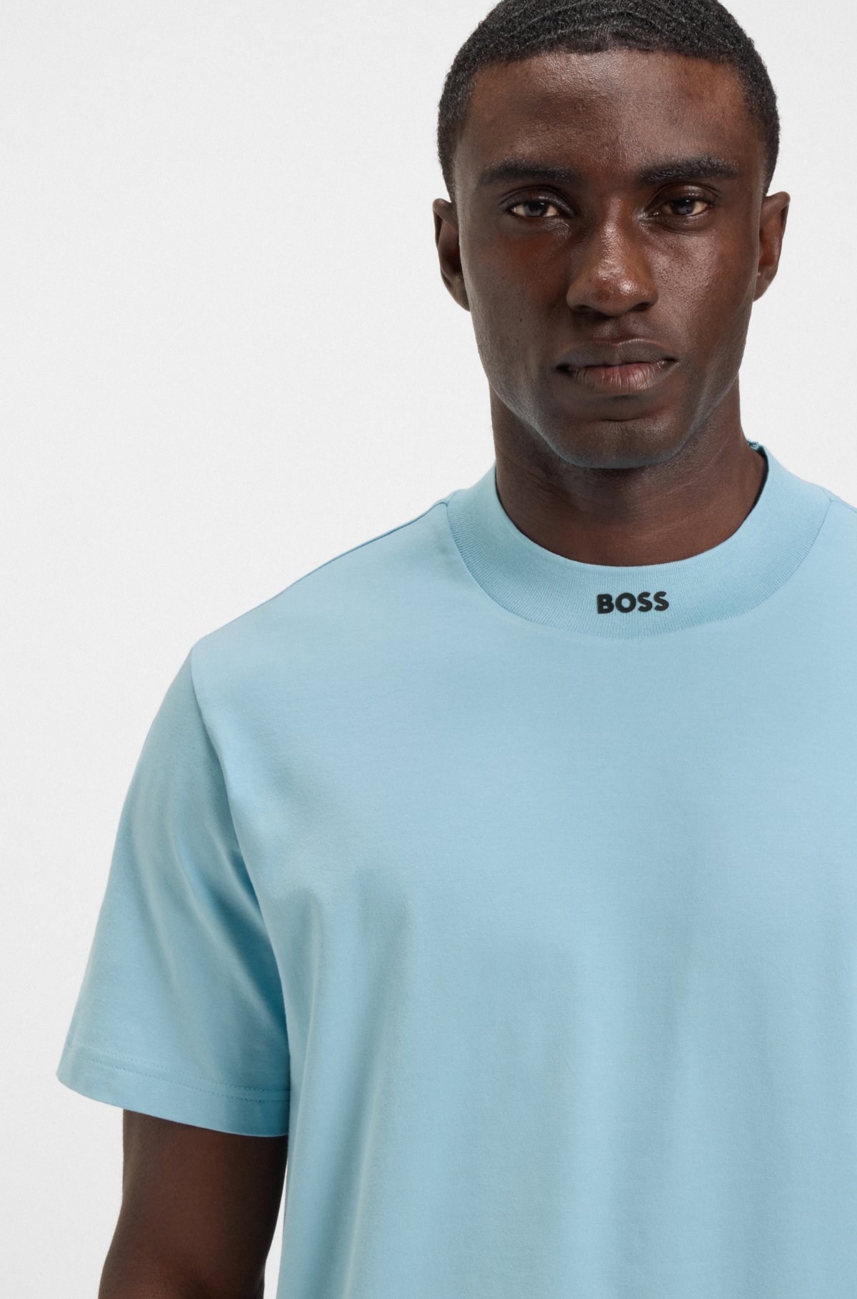 Camiseta con logo en cuello de algodón elastizado