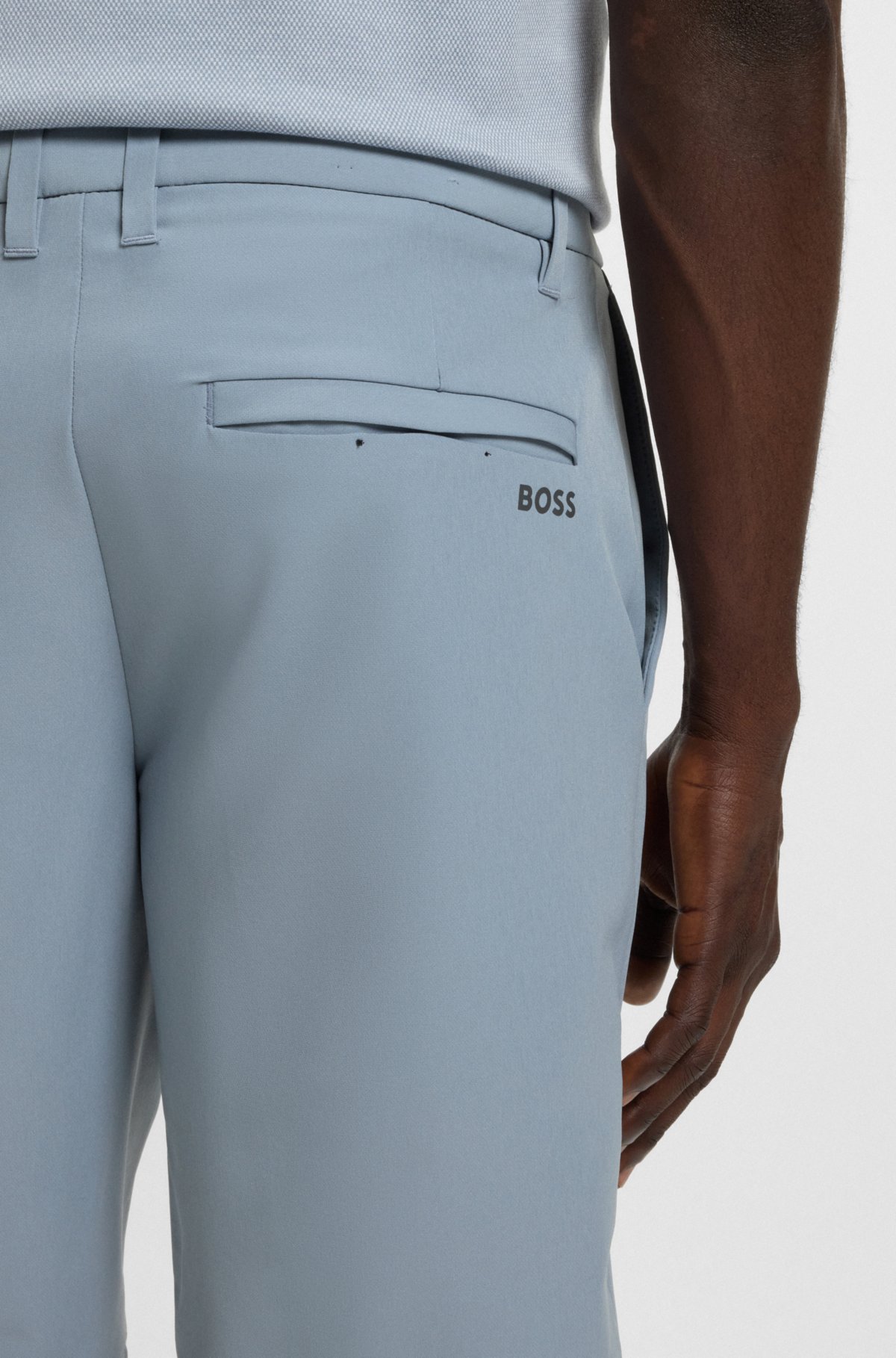 Pantalones cortos ajustados en tejido elástico repelente de agua