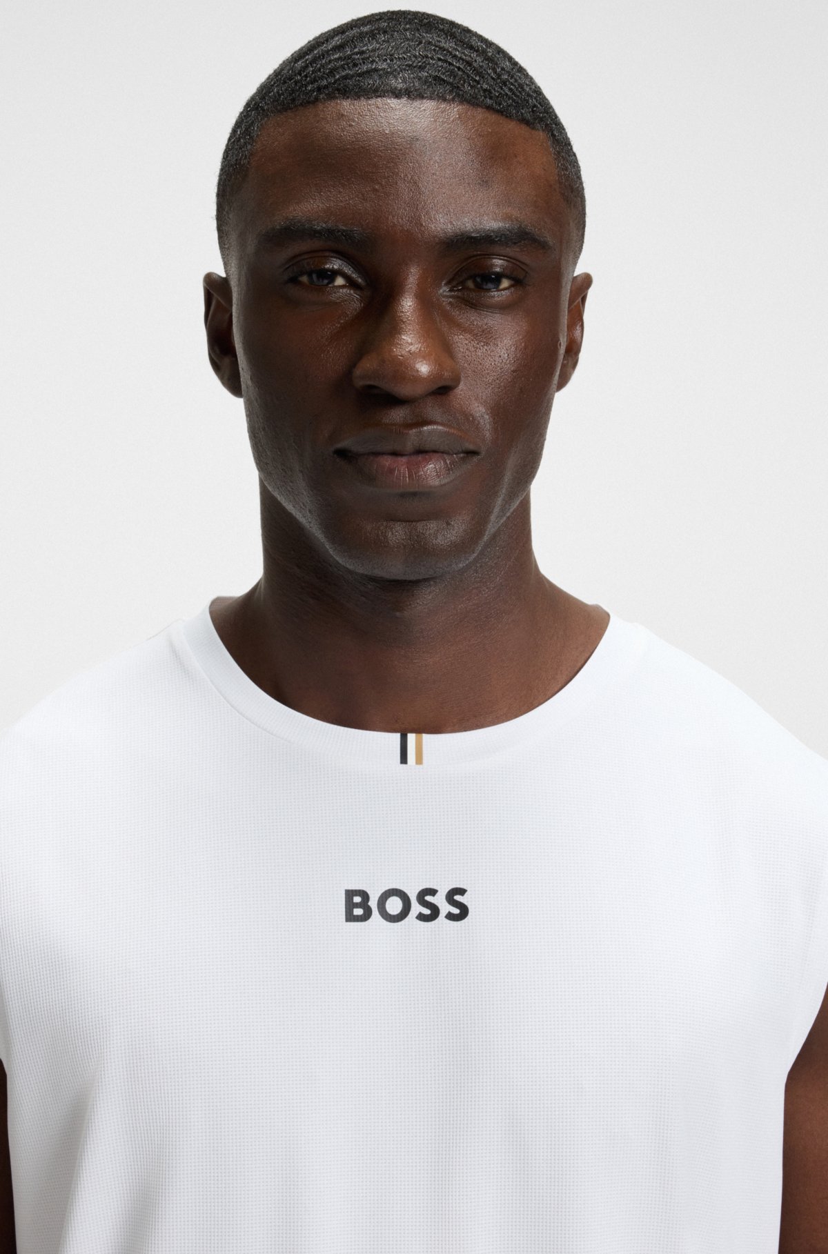 Camiseta deportiva de secado rápido con logotipo contrastante