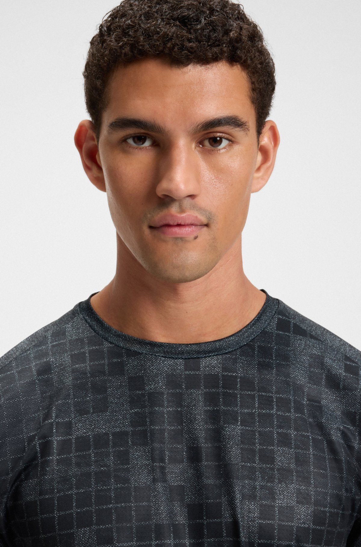 Camiseta ajustada de malla elástica con estampado integral