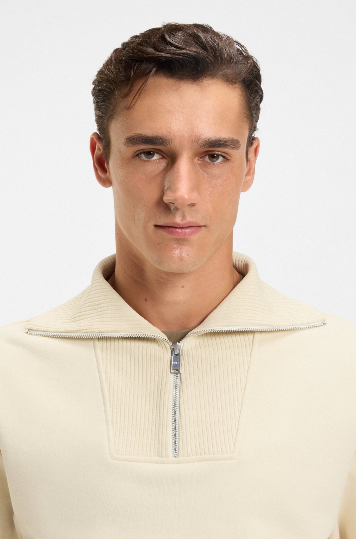 Sudadera de algodón con acabado melocotón y cuello con cremallera ribeteada