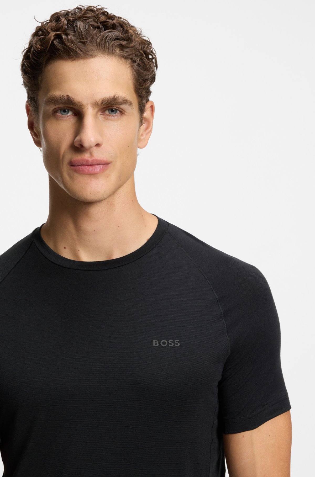 Camiseta con detalle de logo en corte ajustado