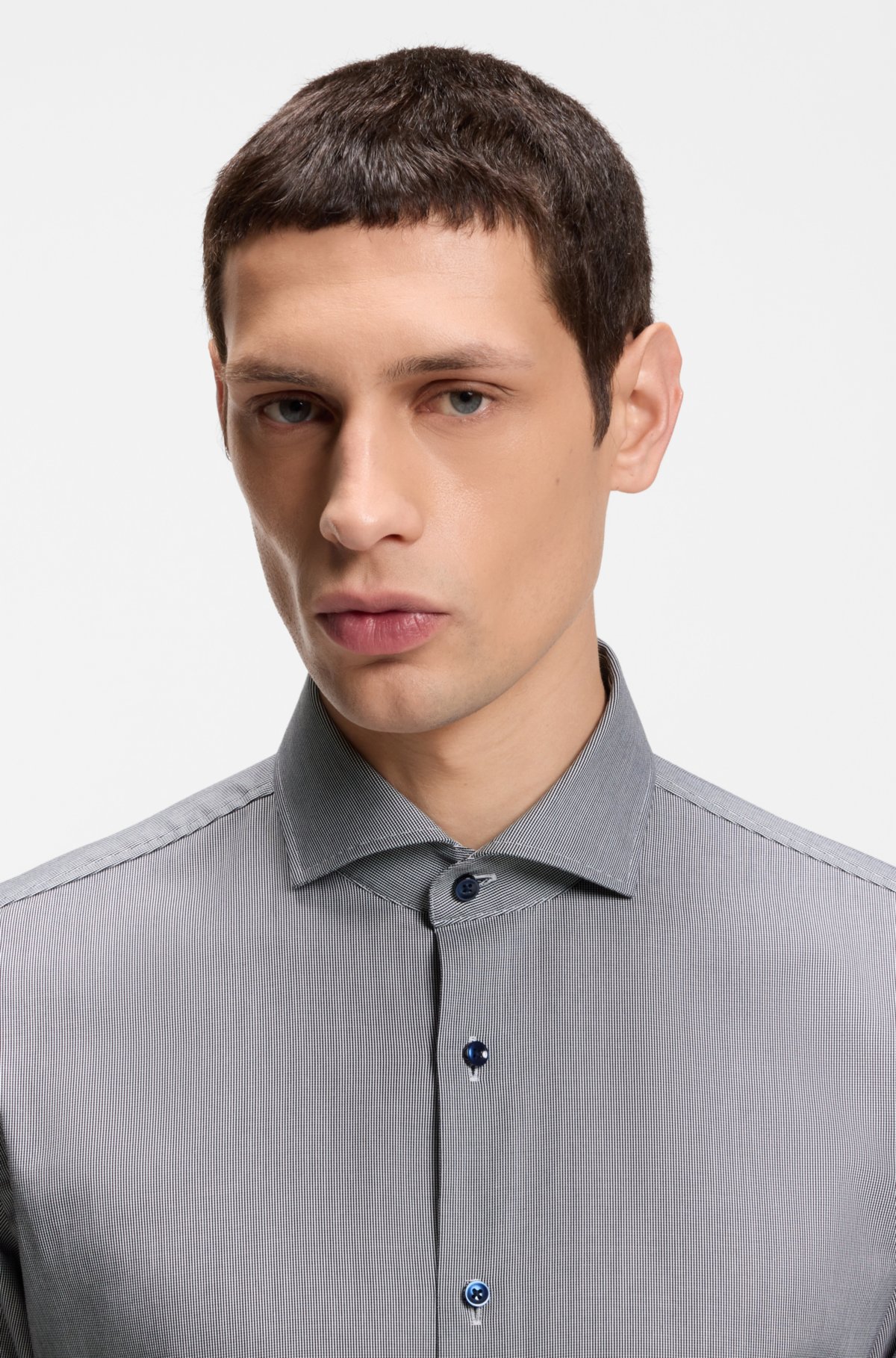 Camisa ajustada de algodón elástico con tratamiento antiarrugas