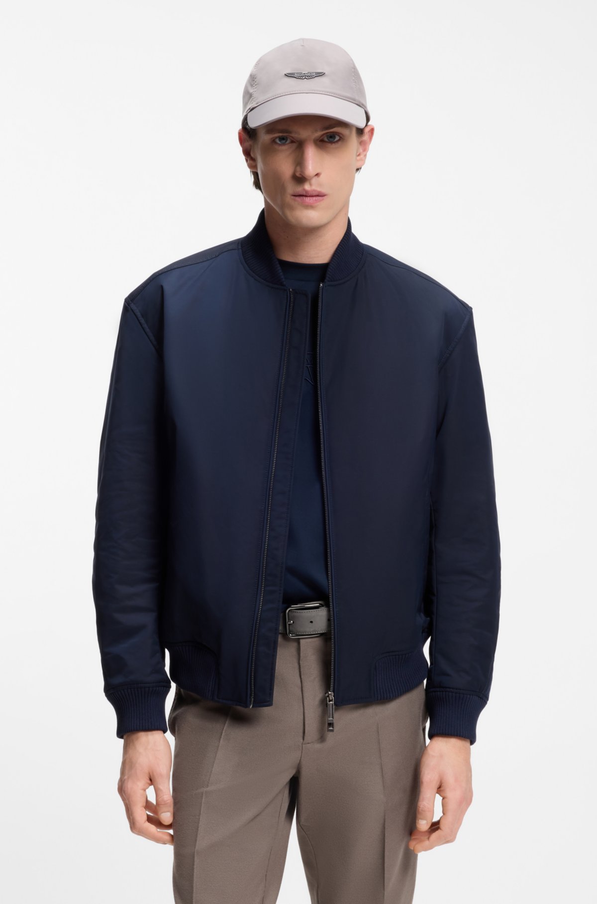 Boina impermeable BOSS x ASTON MARTIN con remache ala