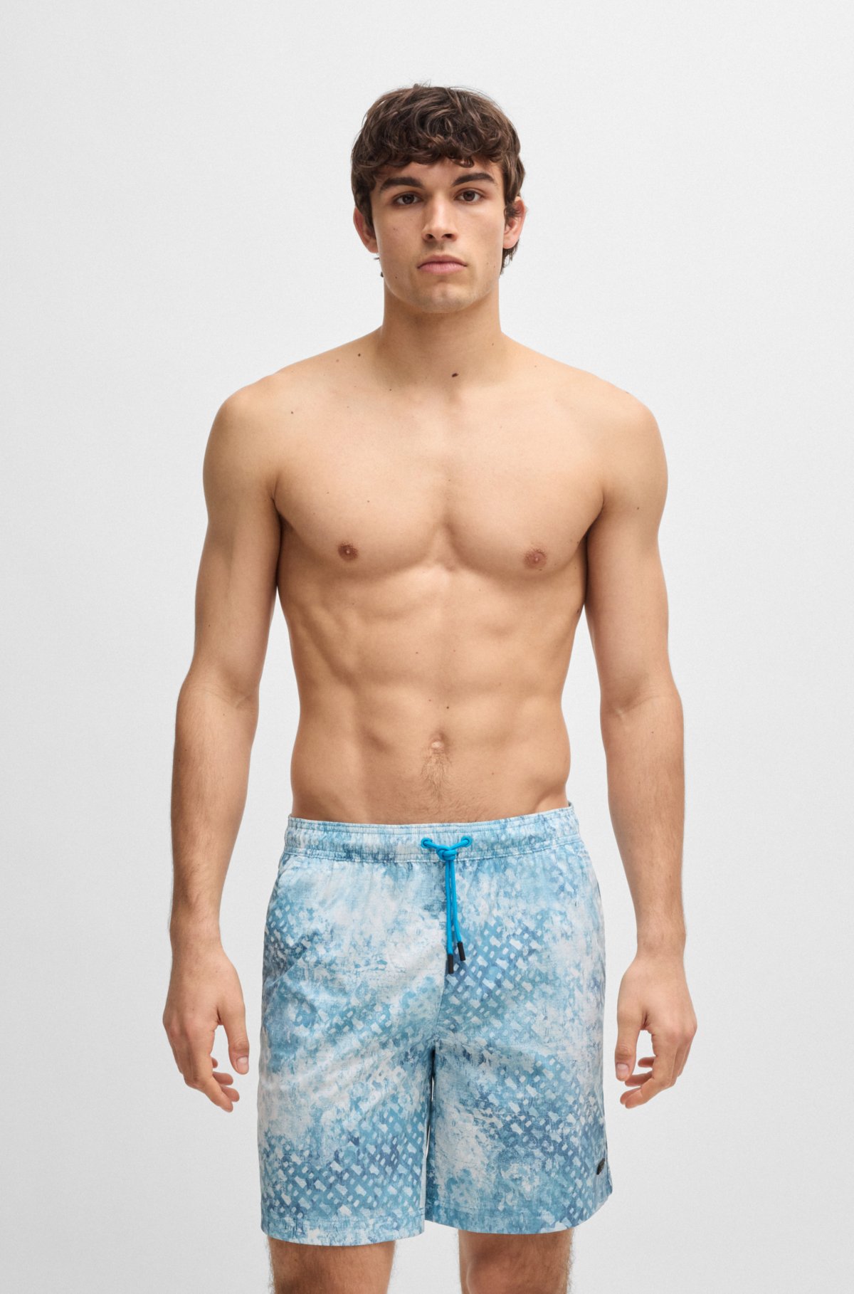 Pantalones cortos de baño con insignia de logo y arte de monograma