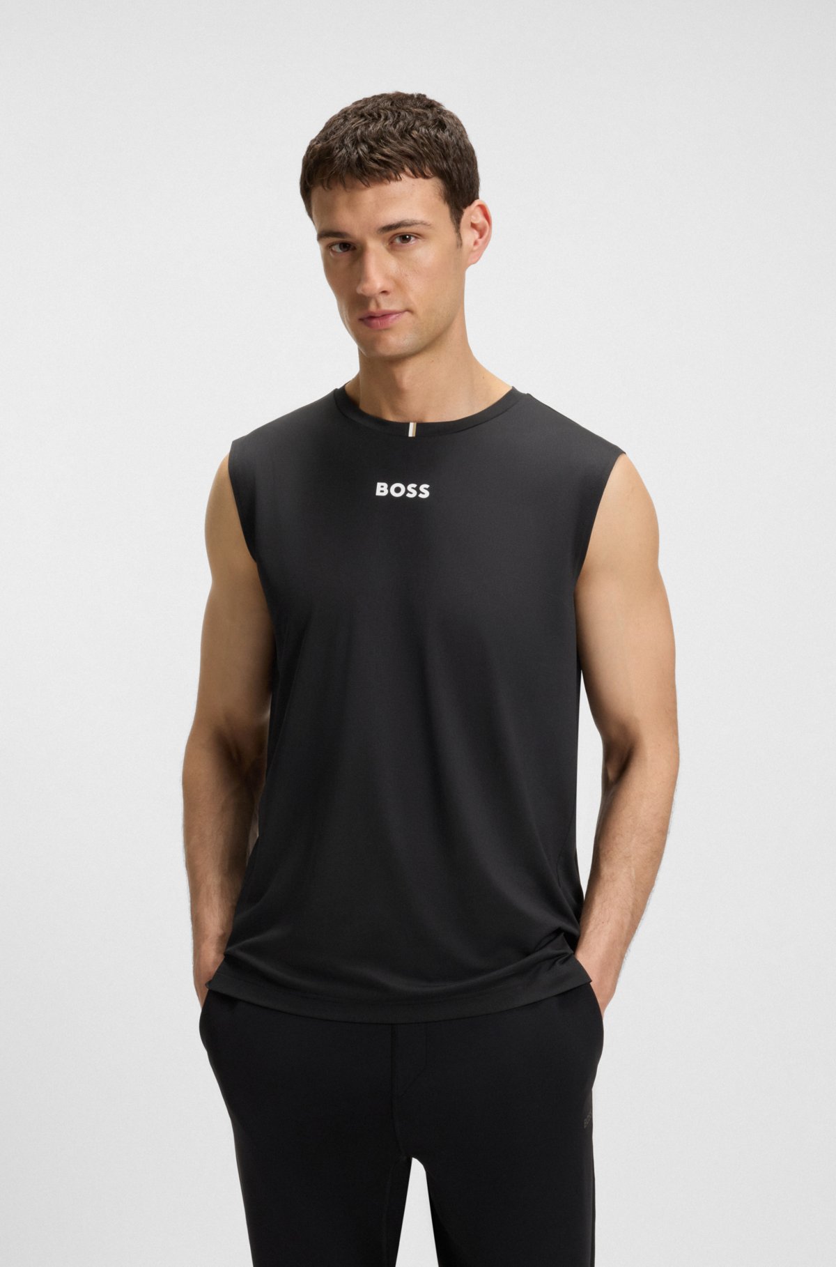 Camiseta deportiva de secado rápido con logo contrastante
