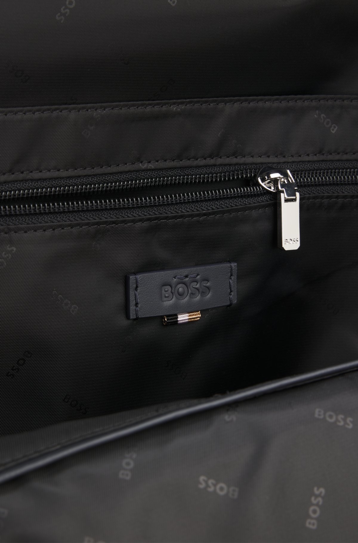 Mochila con logotipo relumbrante en cuero italiano