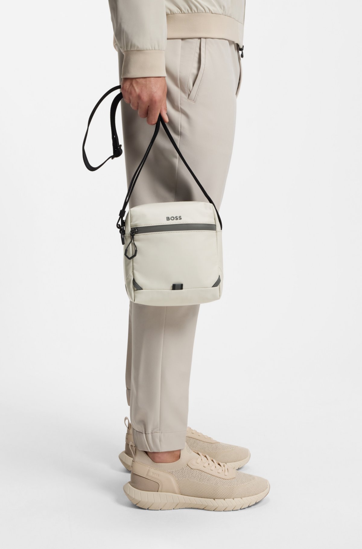 Bolso de reportero con detalles reflectantes en piel sintética