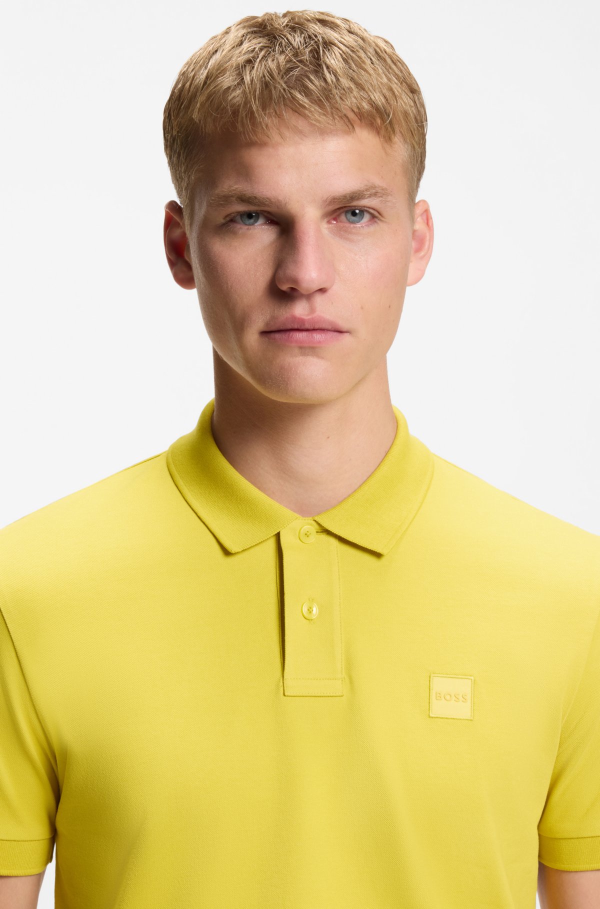 Camiseta de polo ajustada de algodón elástico con parche con logo