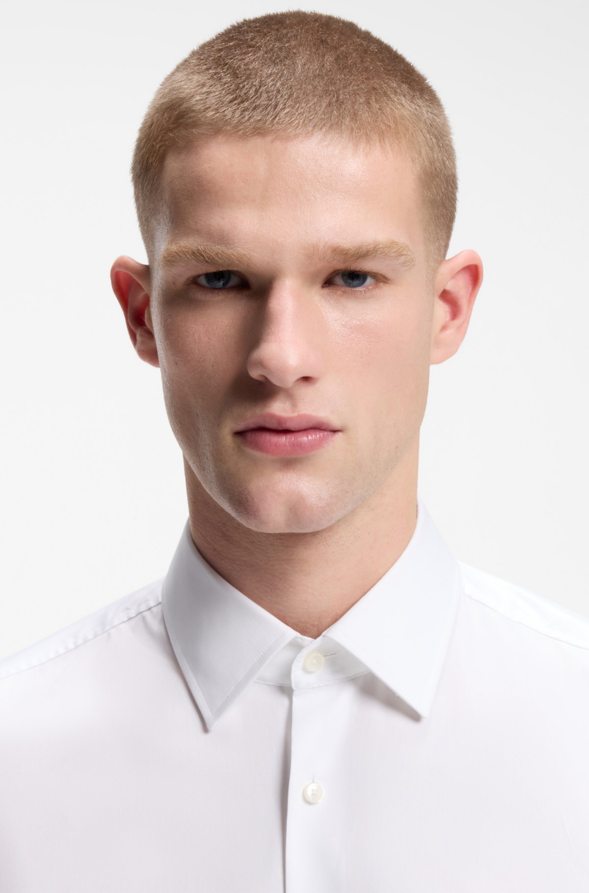 Camisa de corte ajustado con acabado antiarrugas en poplin de algodón