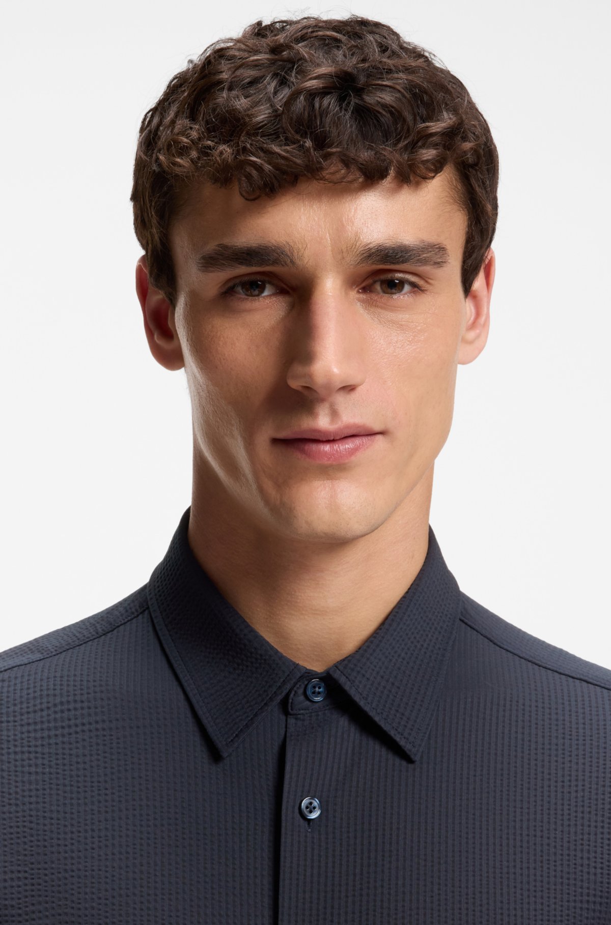 Camisa ajustada en tejido italiano de seersucker con elasticidad de rendimiento