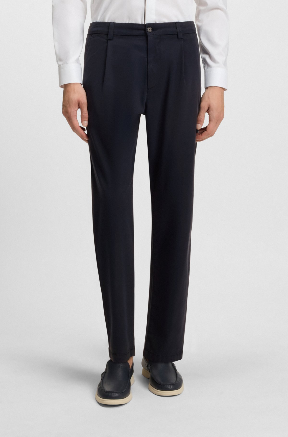 Pantalones entubados en tela twill elástica