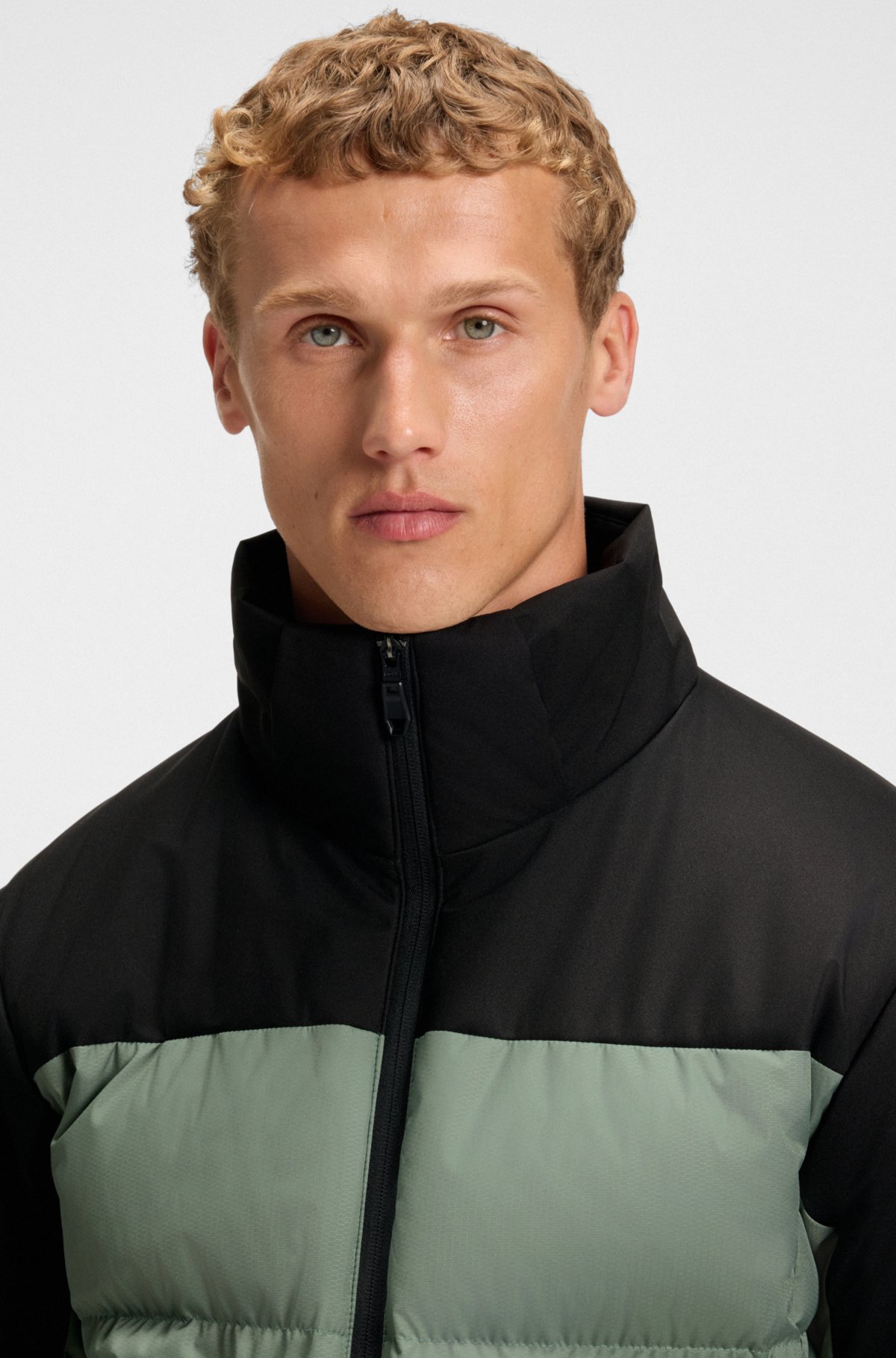 Chaqueta impermeable con relleno de plumón y capucha desmontable
