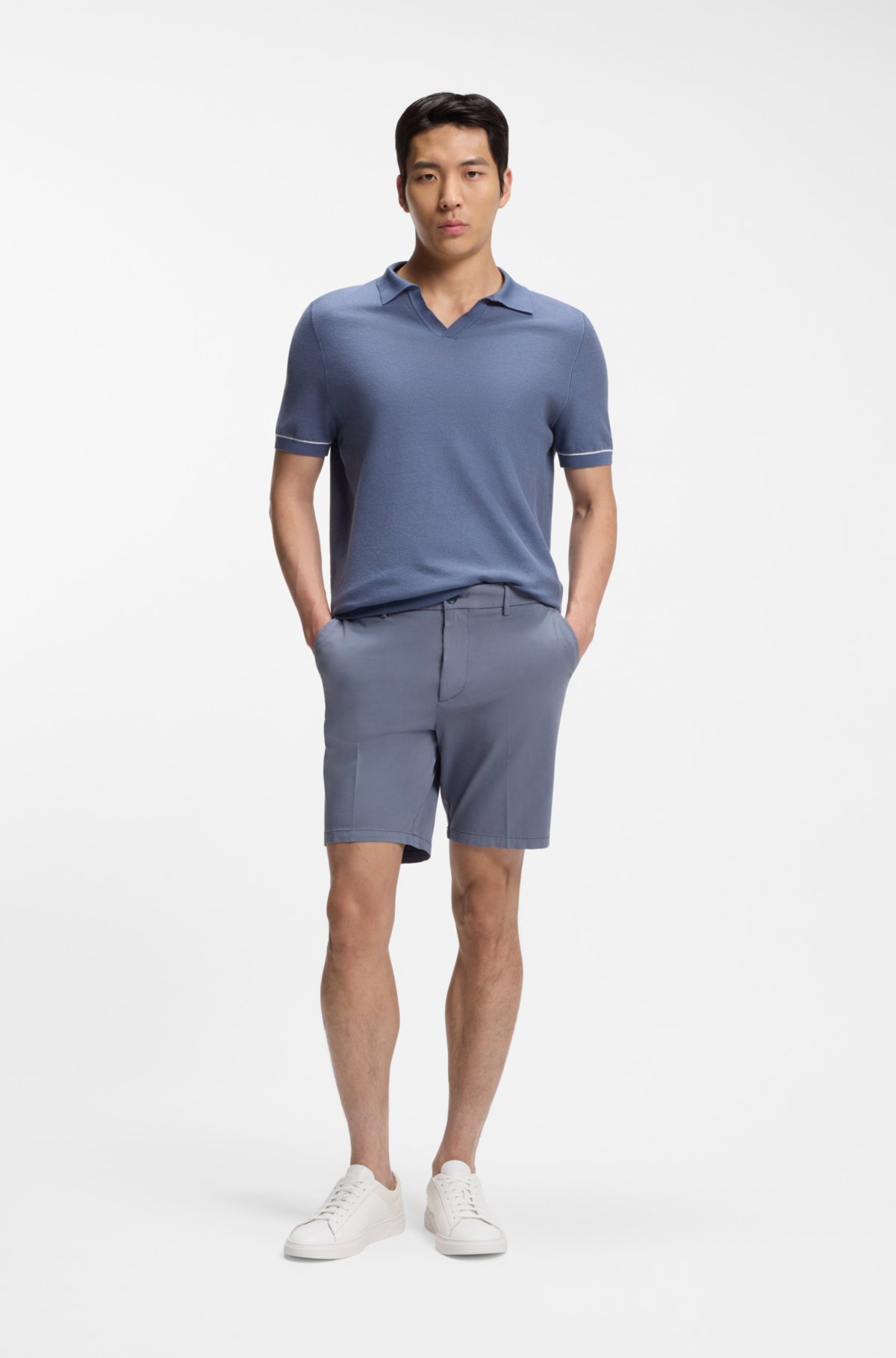 Pantalones cortos de corte moderno en tela de algodón elástico