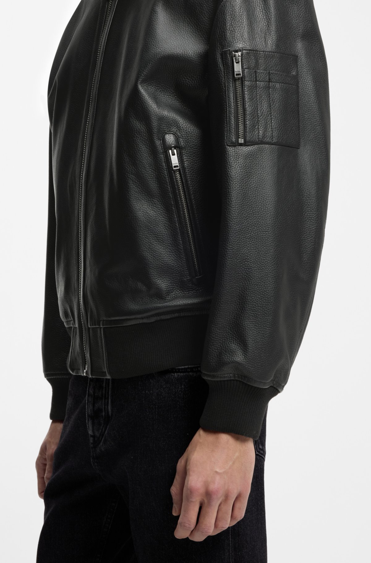 Chaqueta bomber con bolsillo en manga en cuero
