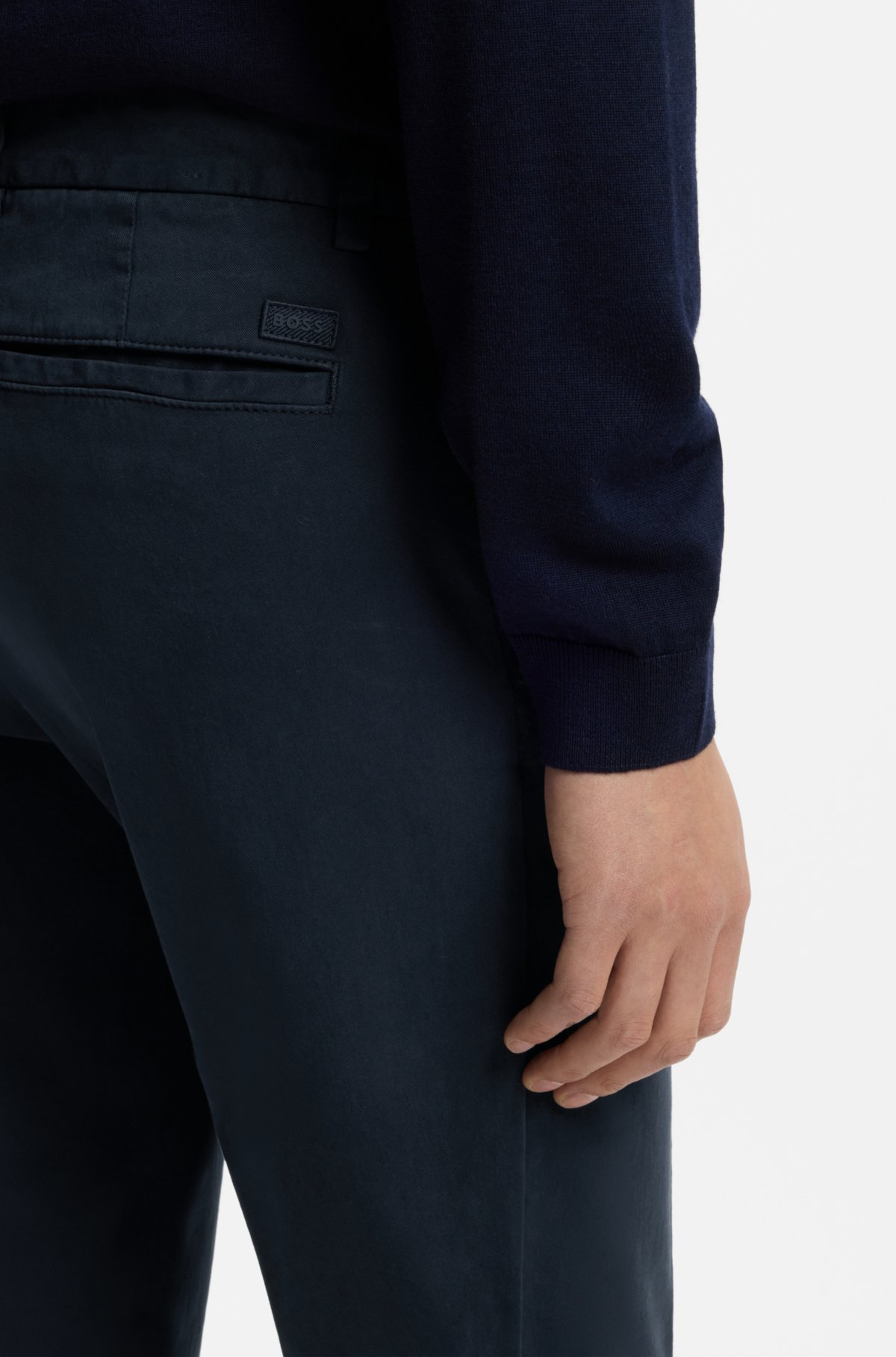 Pantalones entallados en gabardina de algodón elastano