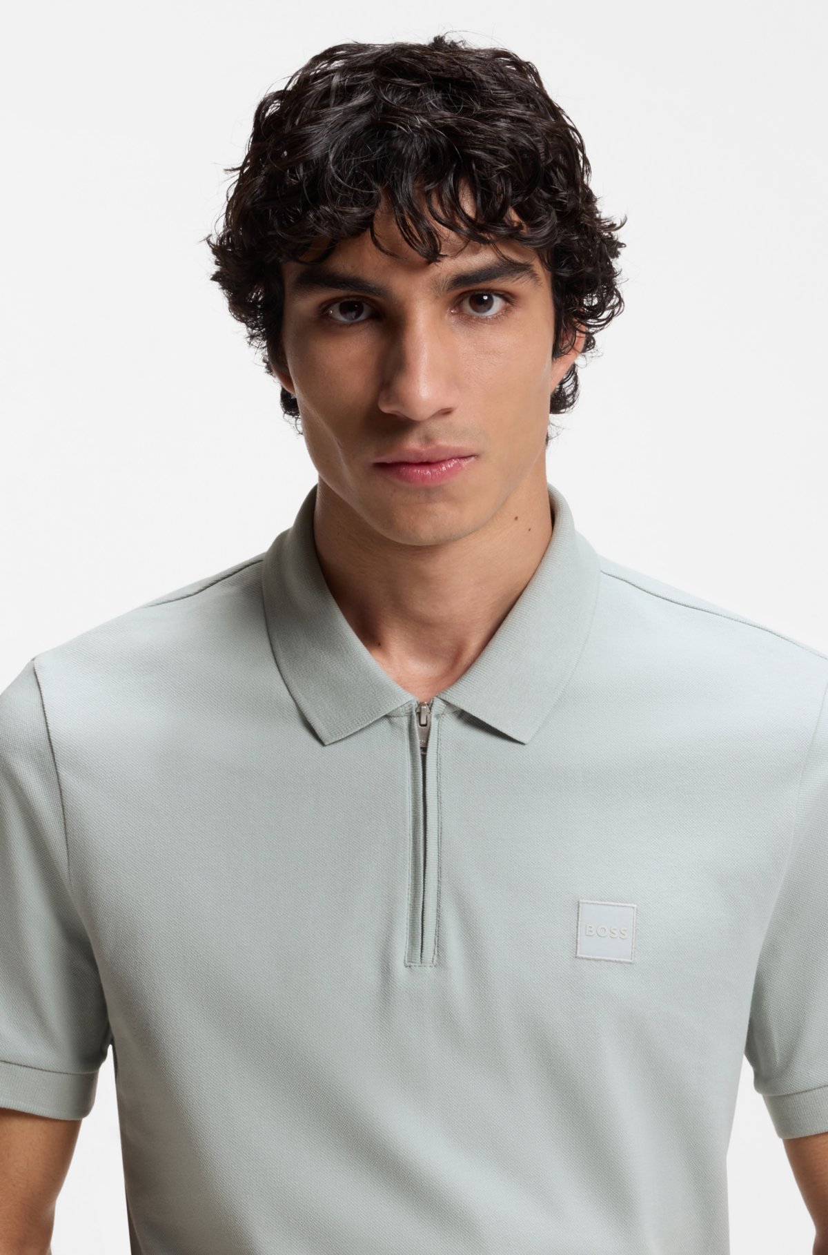 Camiseta de polo ajustada de algodón elástico con parche de logotipo