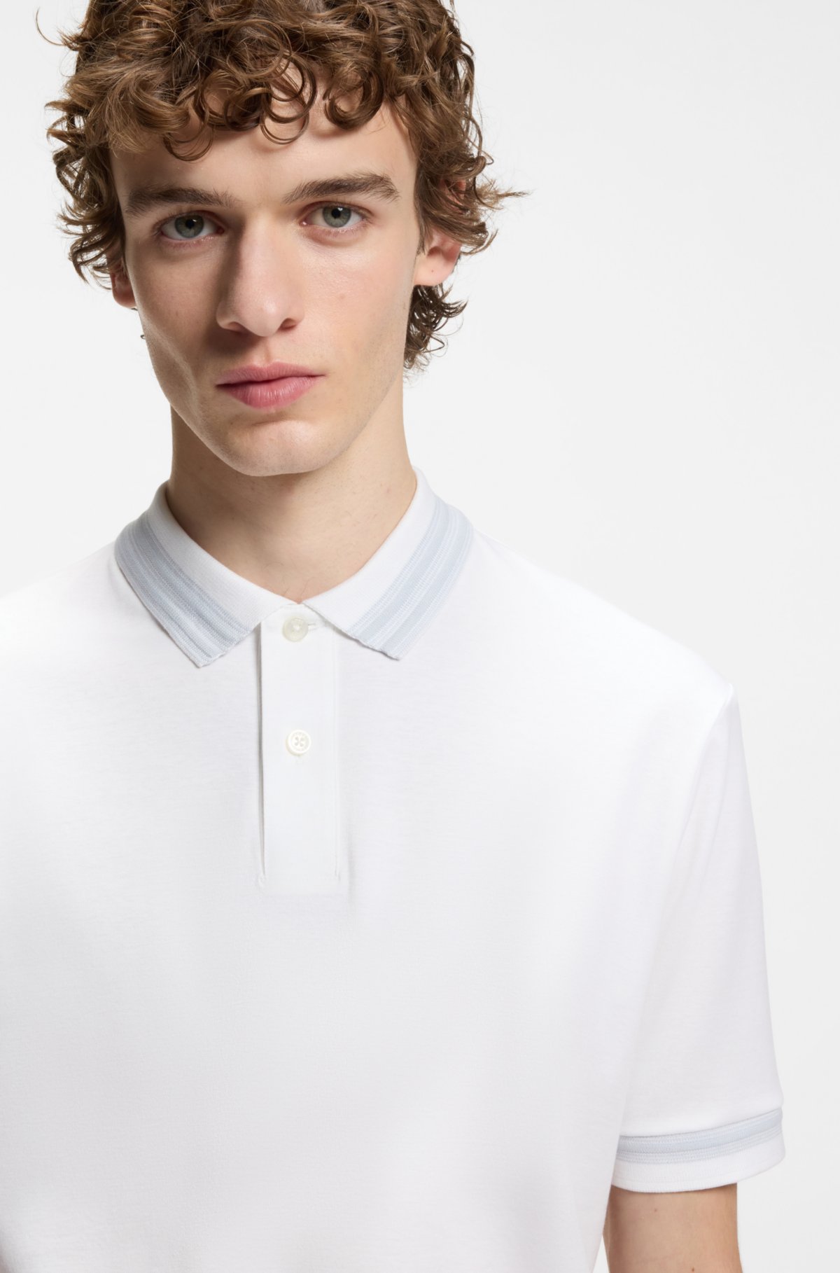 Camiseta polo ajustada con remates contrastantes en algodón mercerizado Camiseta polo ajustada con remates contrastantes en algodón mercerizado