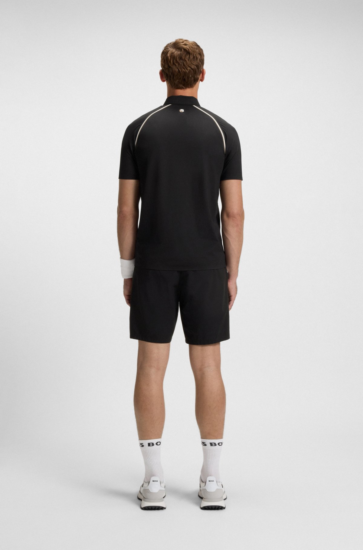 Camiseta polo con rayas características y control de olores