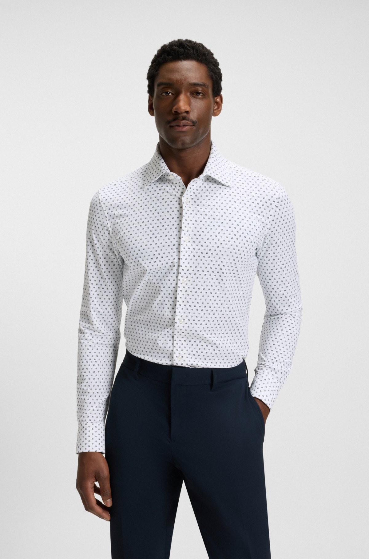 Camisa ajustada en tejido elástico de alto rendimiento fabricado en Italia