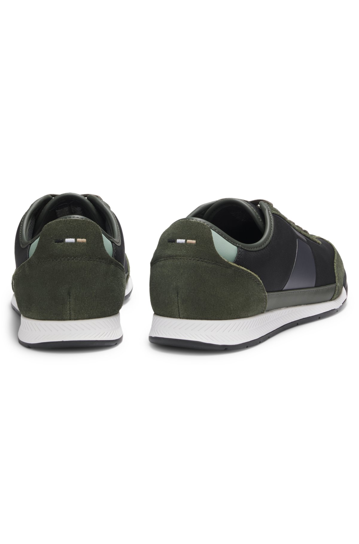Zapatillas bajas con detalles estructurados