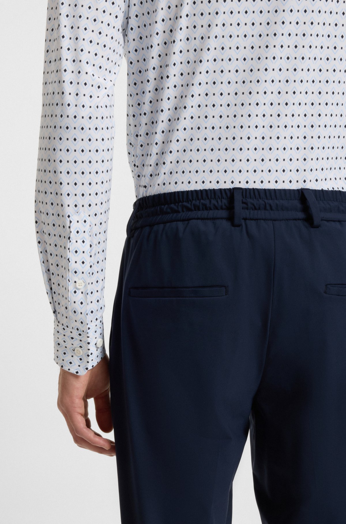 Camisa entallada estampada en jersey de rendimiento italiano