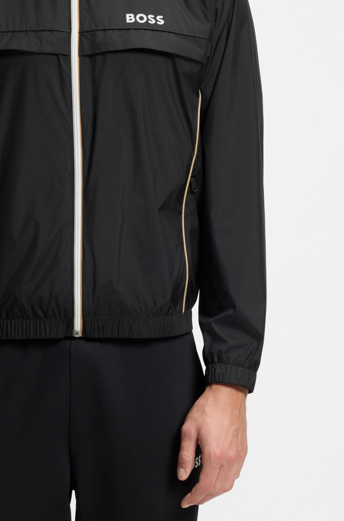 Chaqueta con refuerzos de contraste y acabado repelente al agua