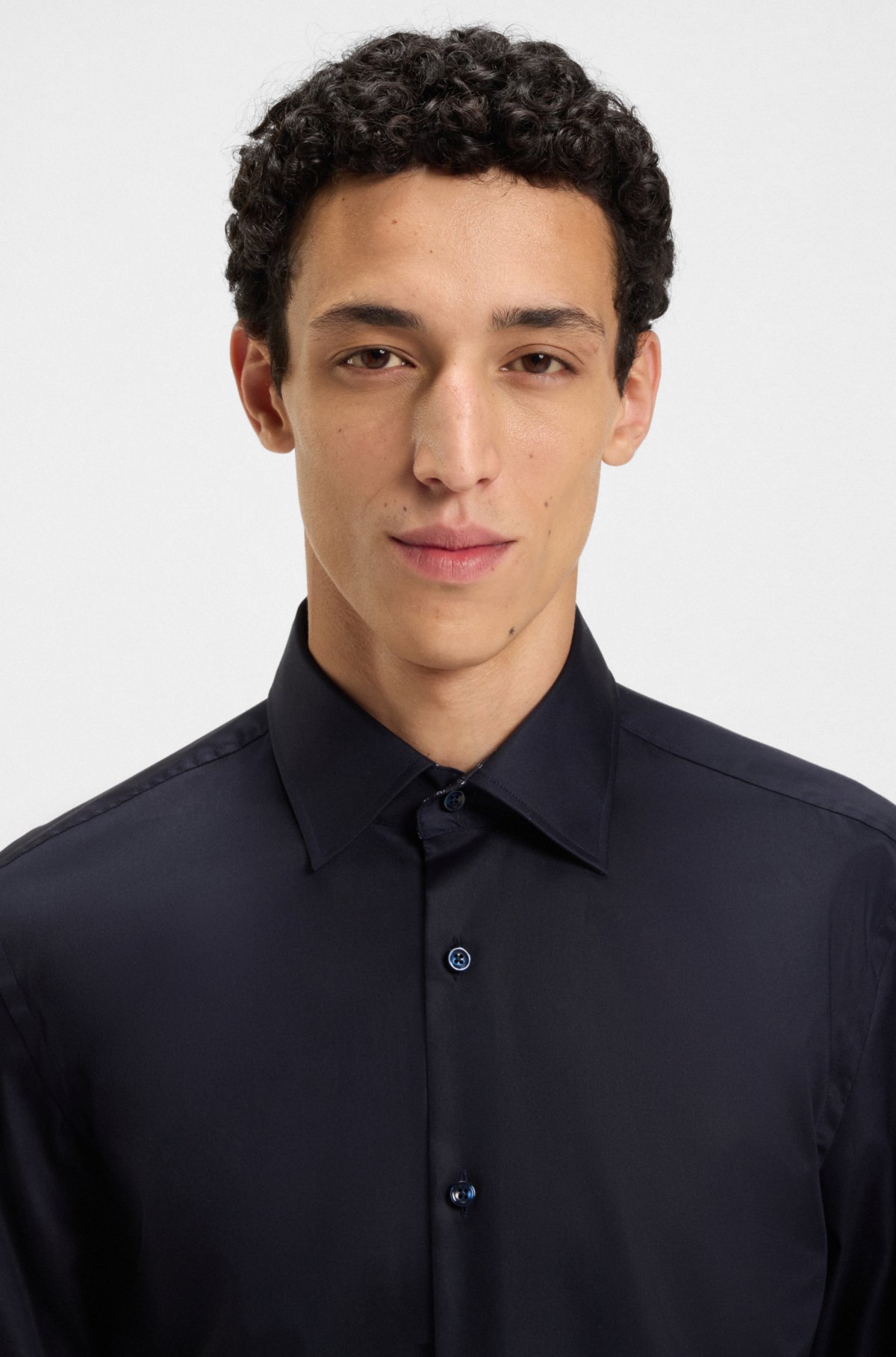Camisa ajustada de algodón poplin con fácil planchado