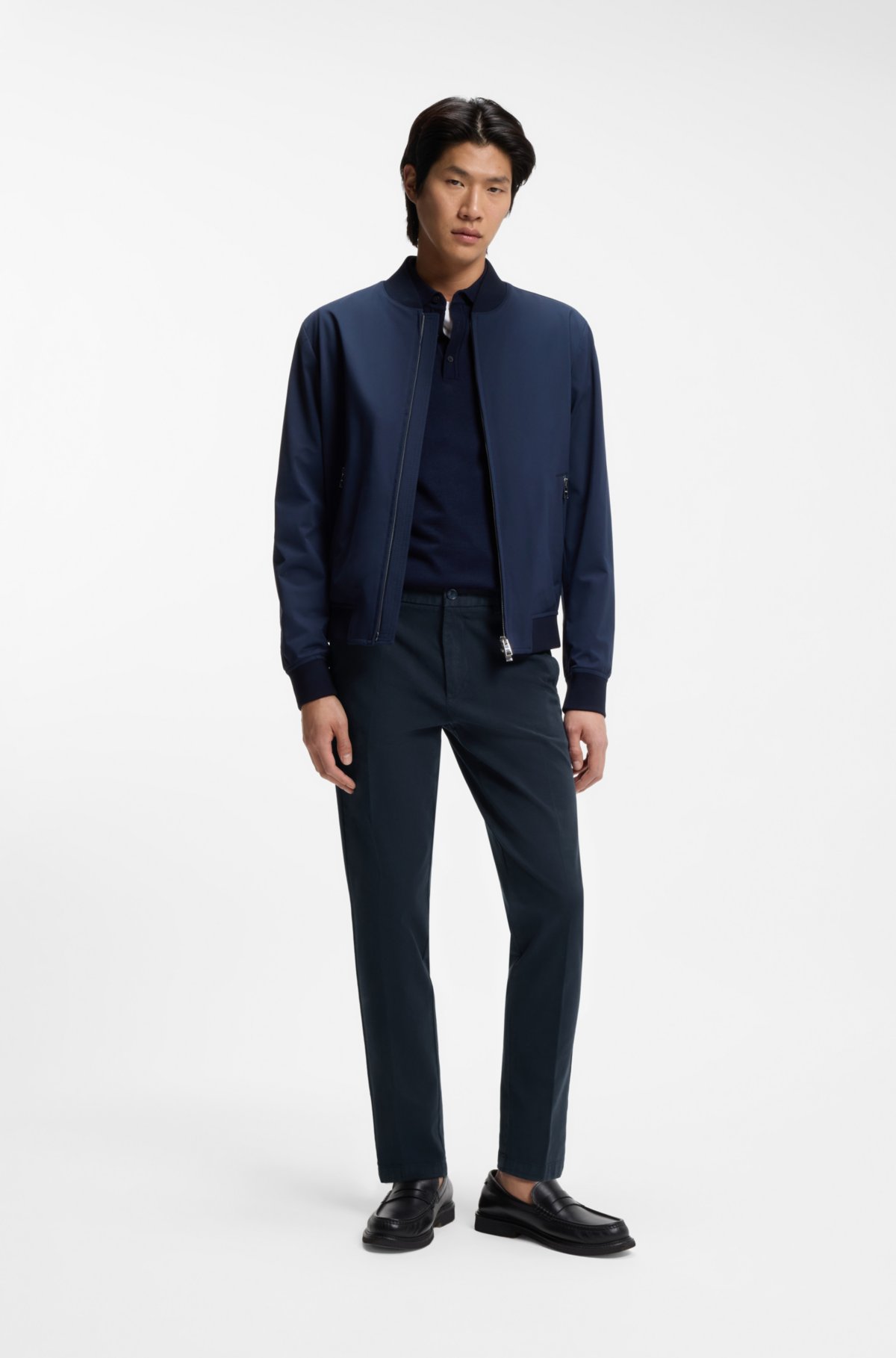 Pantalones entallados en gabardina de algodón elastano