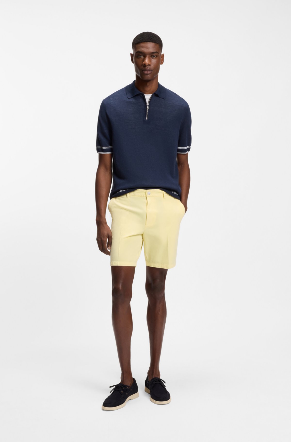 Pantalones cortos de corte moderno en tejido de algodón elástico