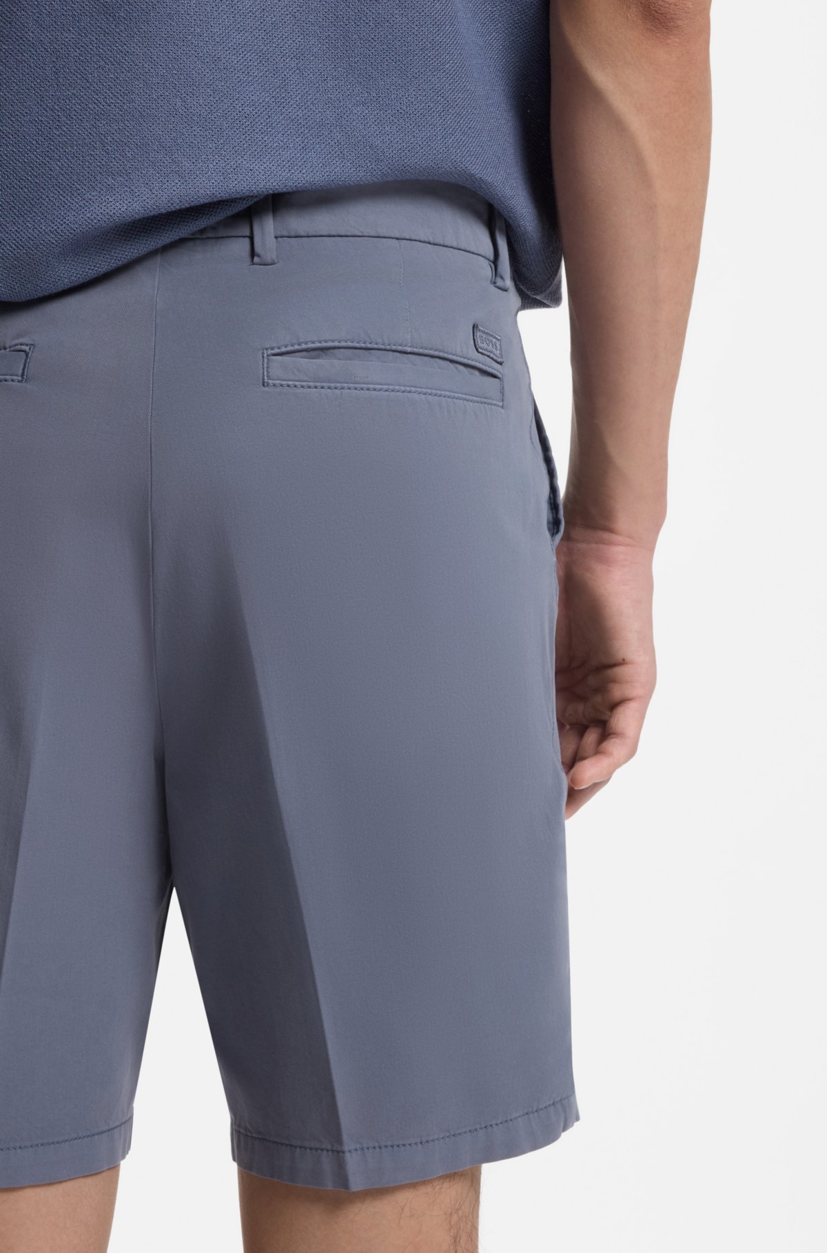 Pantalones cortos de corte moderno en tela de algodón elástico