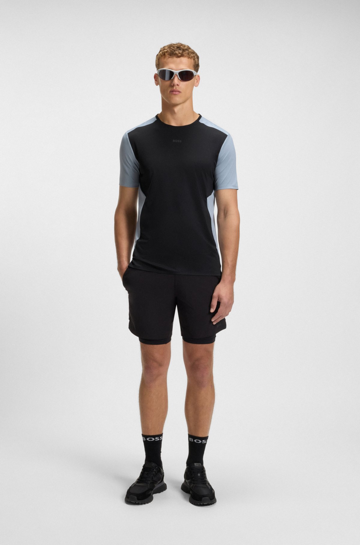 Camiseta de tejido elástico con detalles reflectantes decorativos