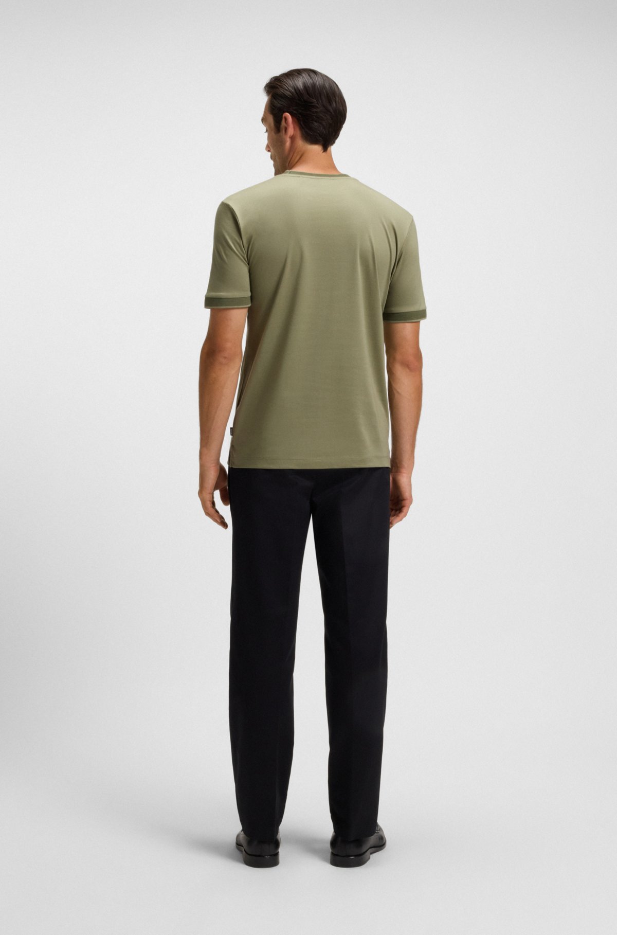 Camiseta de algodón mercerizado con corte ajustado y remaches contrastantes