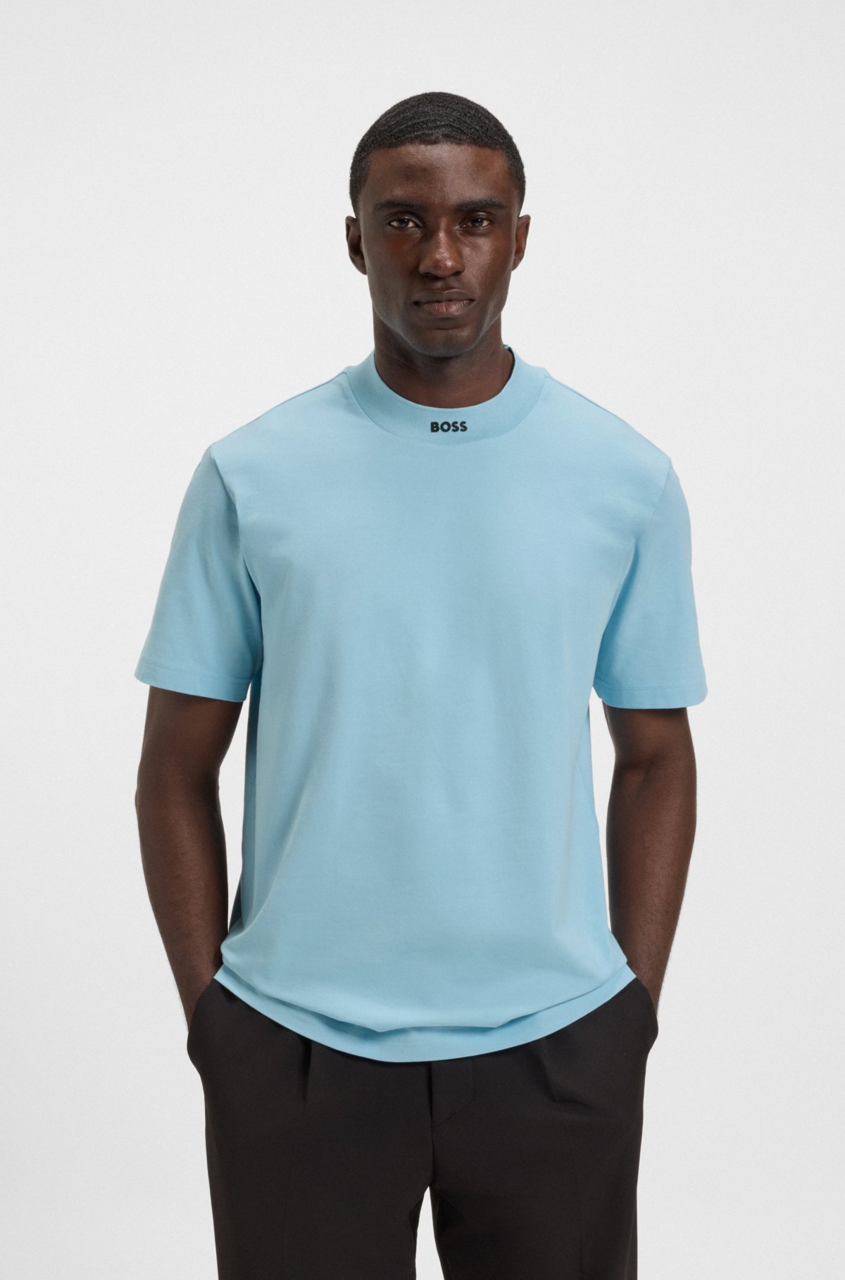 Camiseta con logo en cuello de algodón elastizado