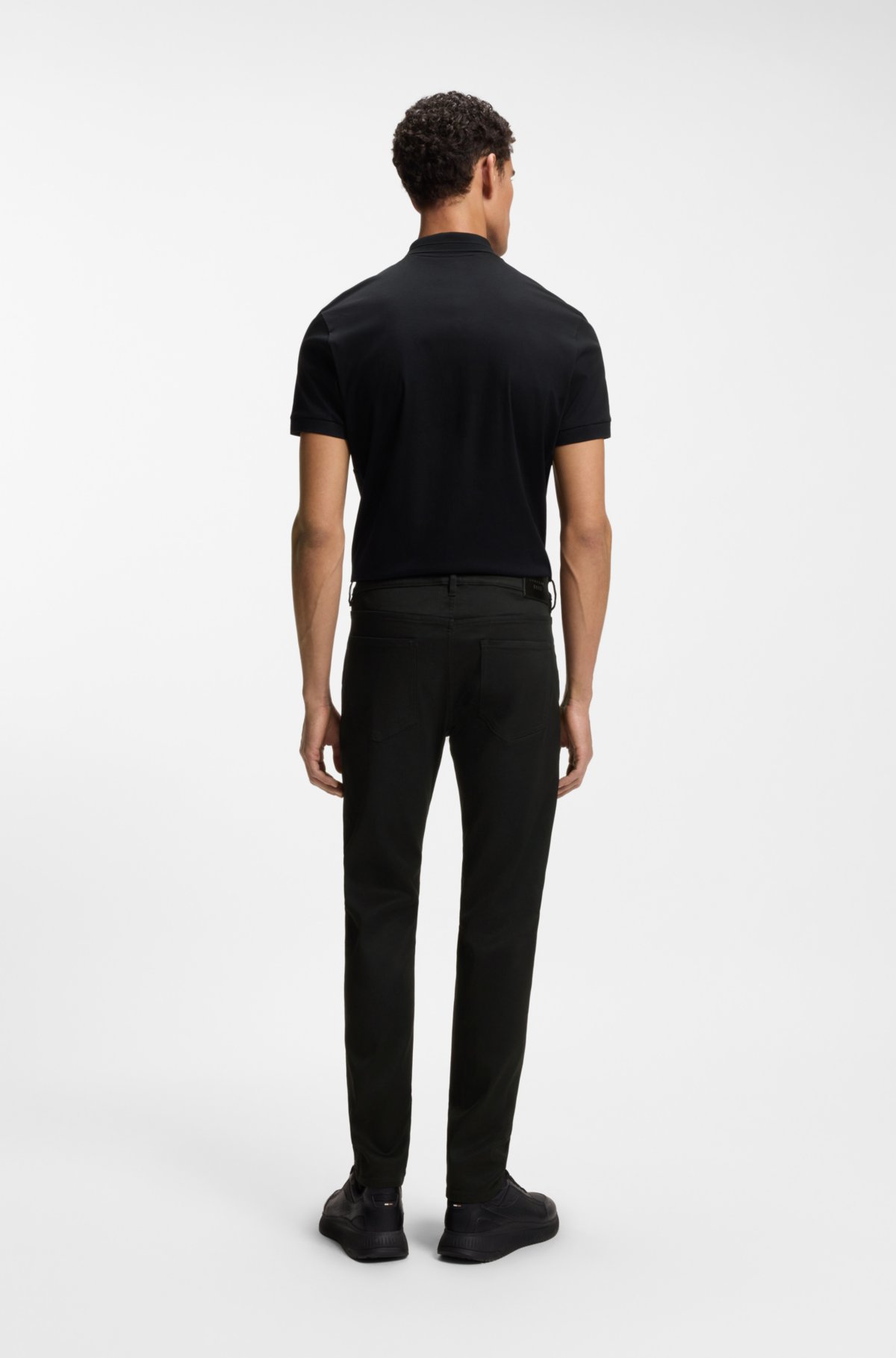 Pantalones tapered-fit de denim elástico con diseño Porsche x BOSS