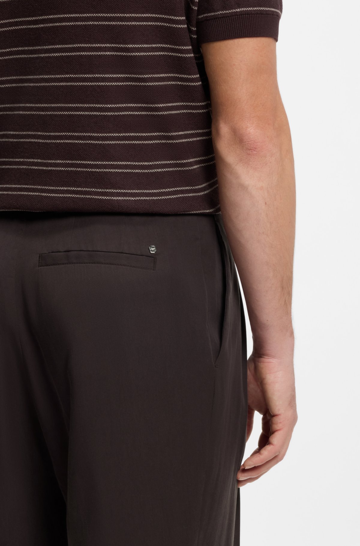 Pantalones de corte amplio en tela gabardina