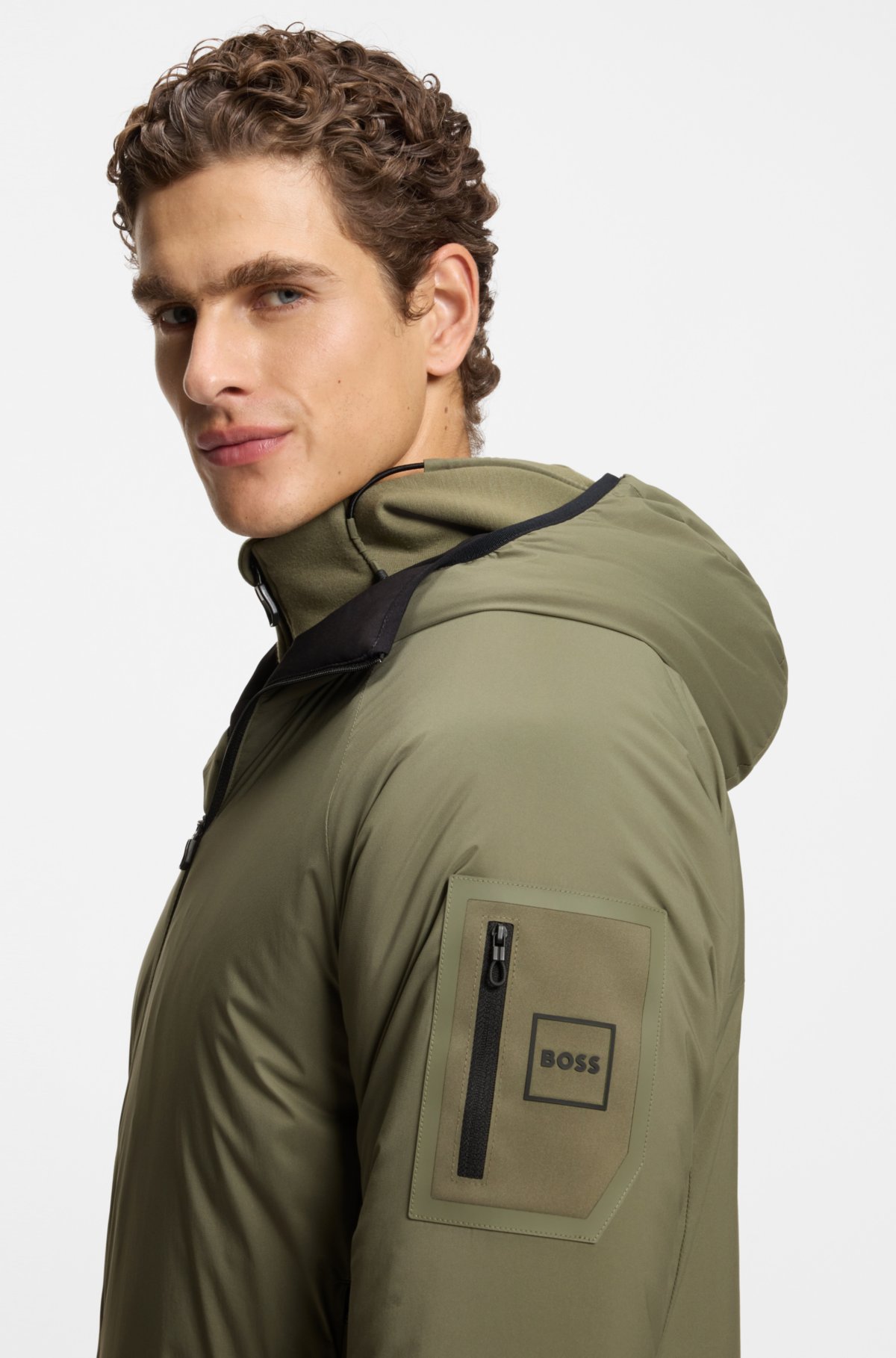 Chaqueta con dobladillo ajustable y acabado repelente al agua