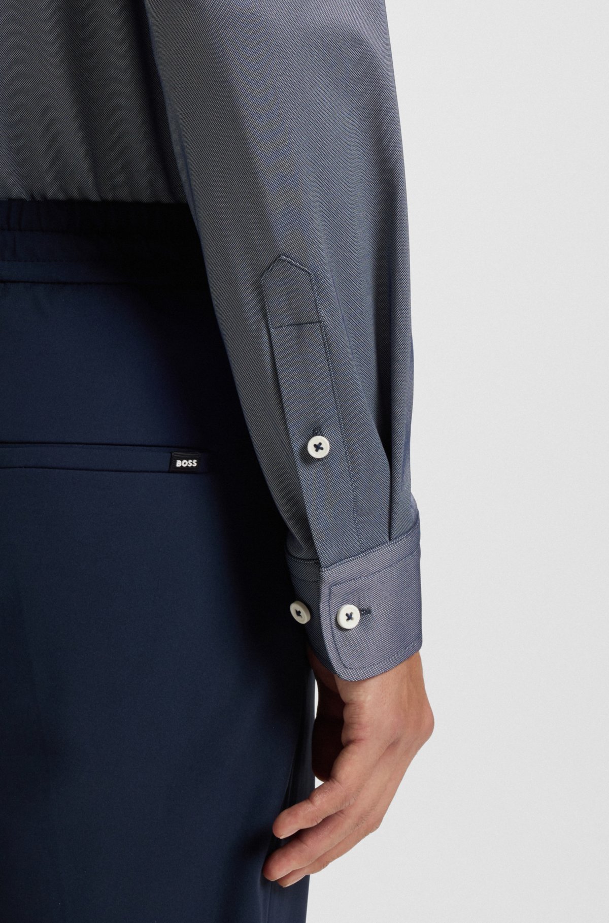 Camisa ajustada en tejido elástico de rendimiento con estructura