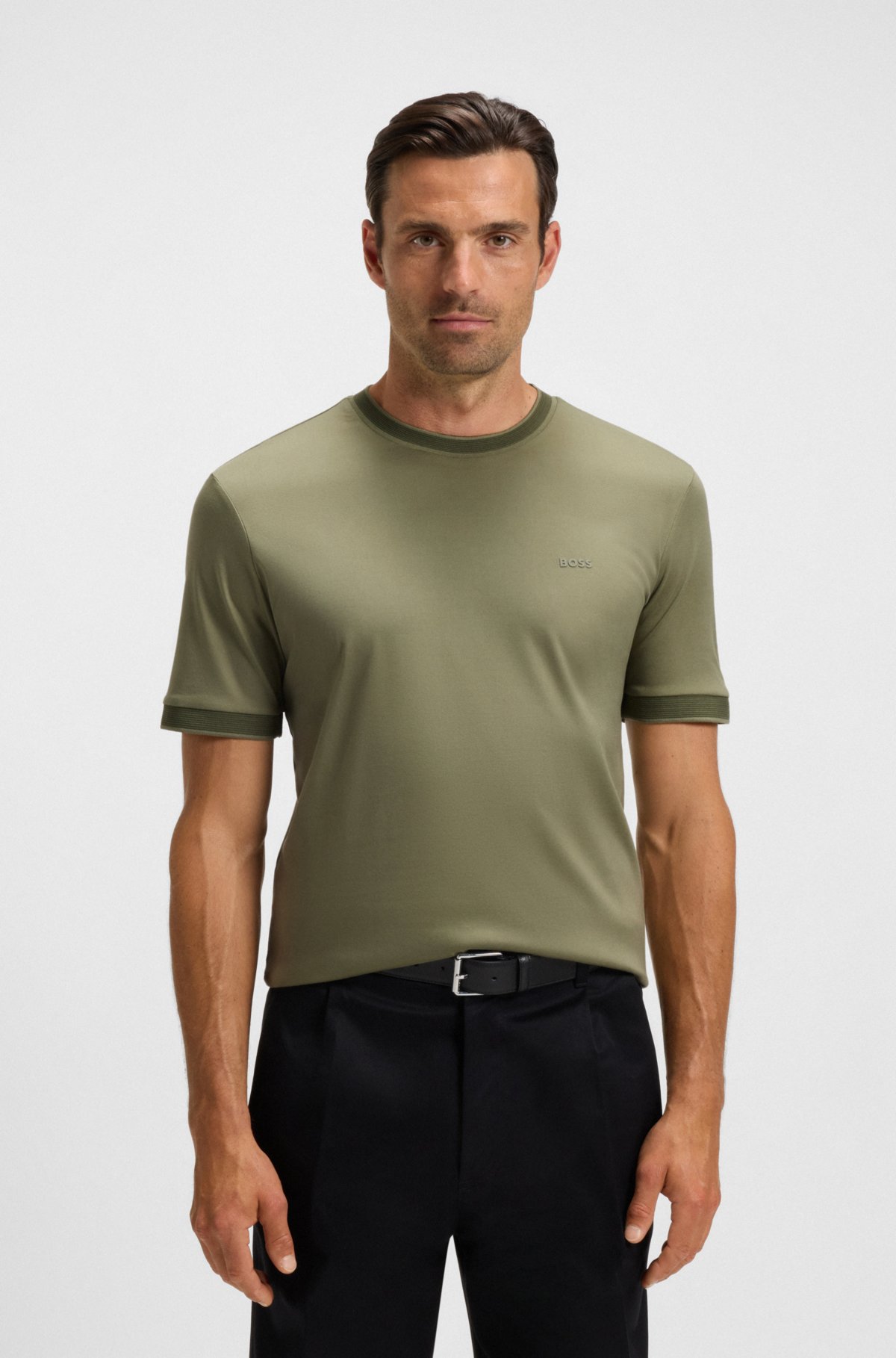 Camiseta de algodón mercerizado con corte ajustado y remaches contrastantes