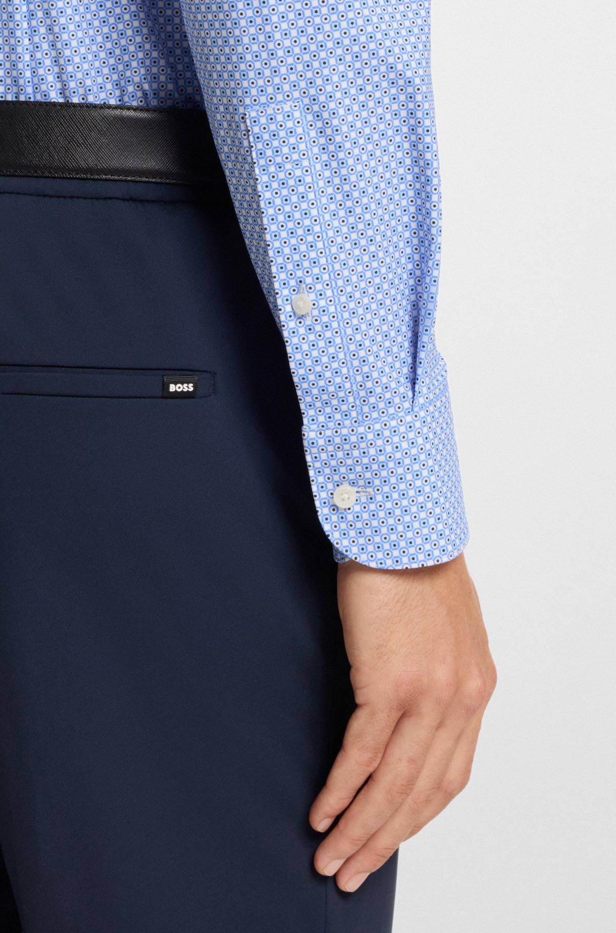 Camisa entallada estampada en tejido elástico de rendimiento