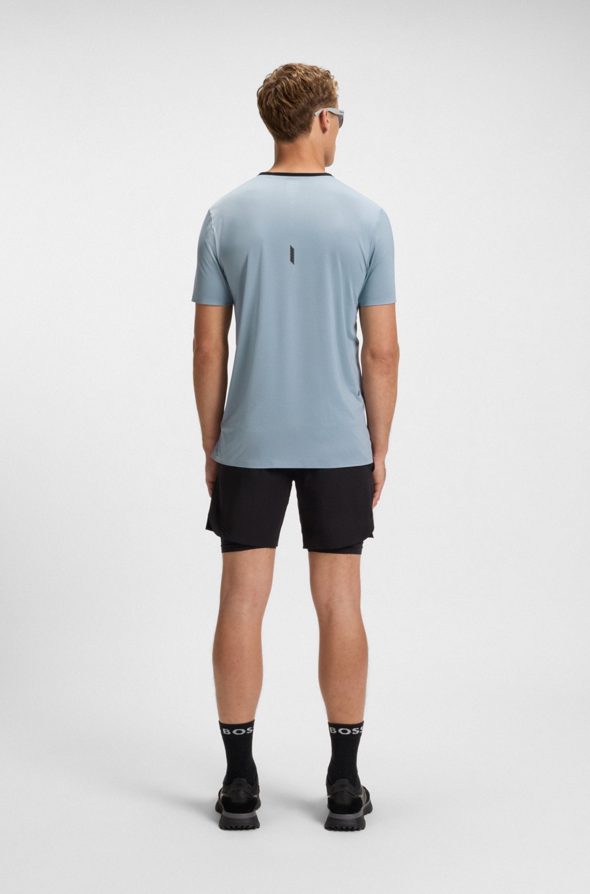 Camiseta de tejido elástico con detalles reflectantes decorativos