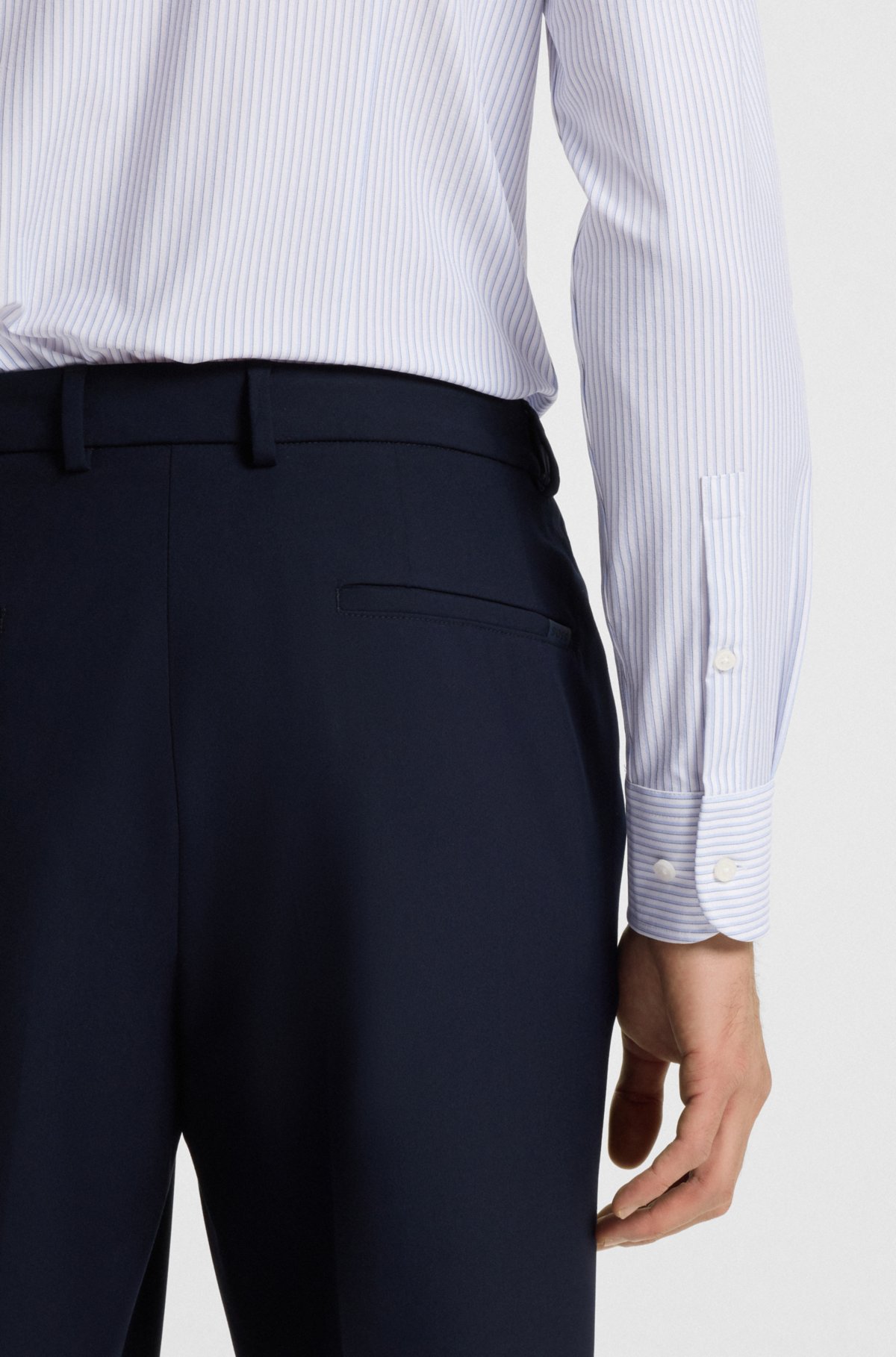 Camisa ajustada con rayas en tejido elástico de rendimiento