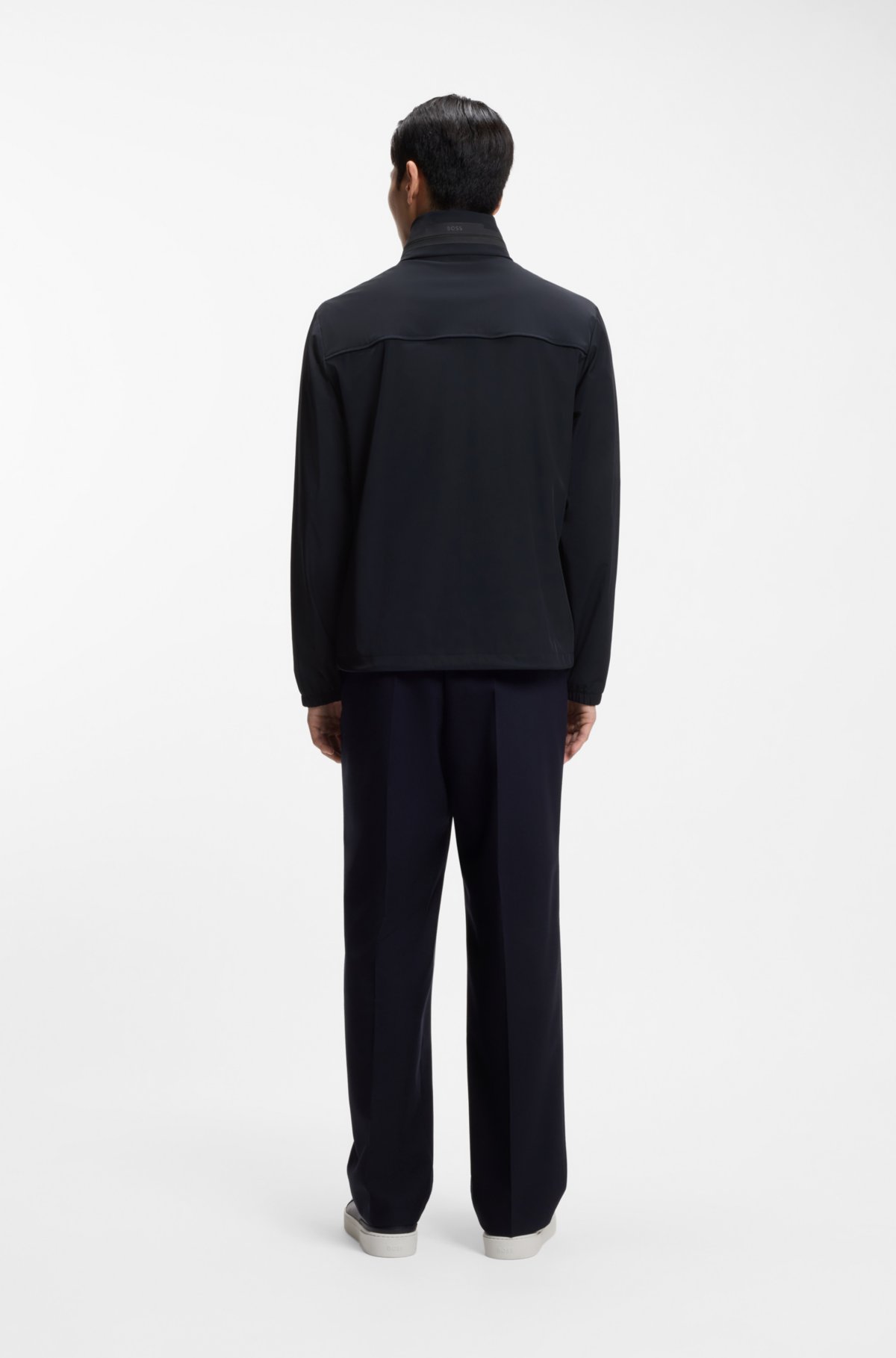 Chaqueta con capucha plegable con acabado repelente al agua